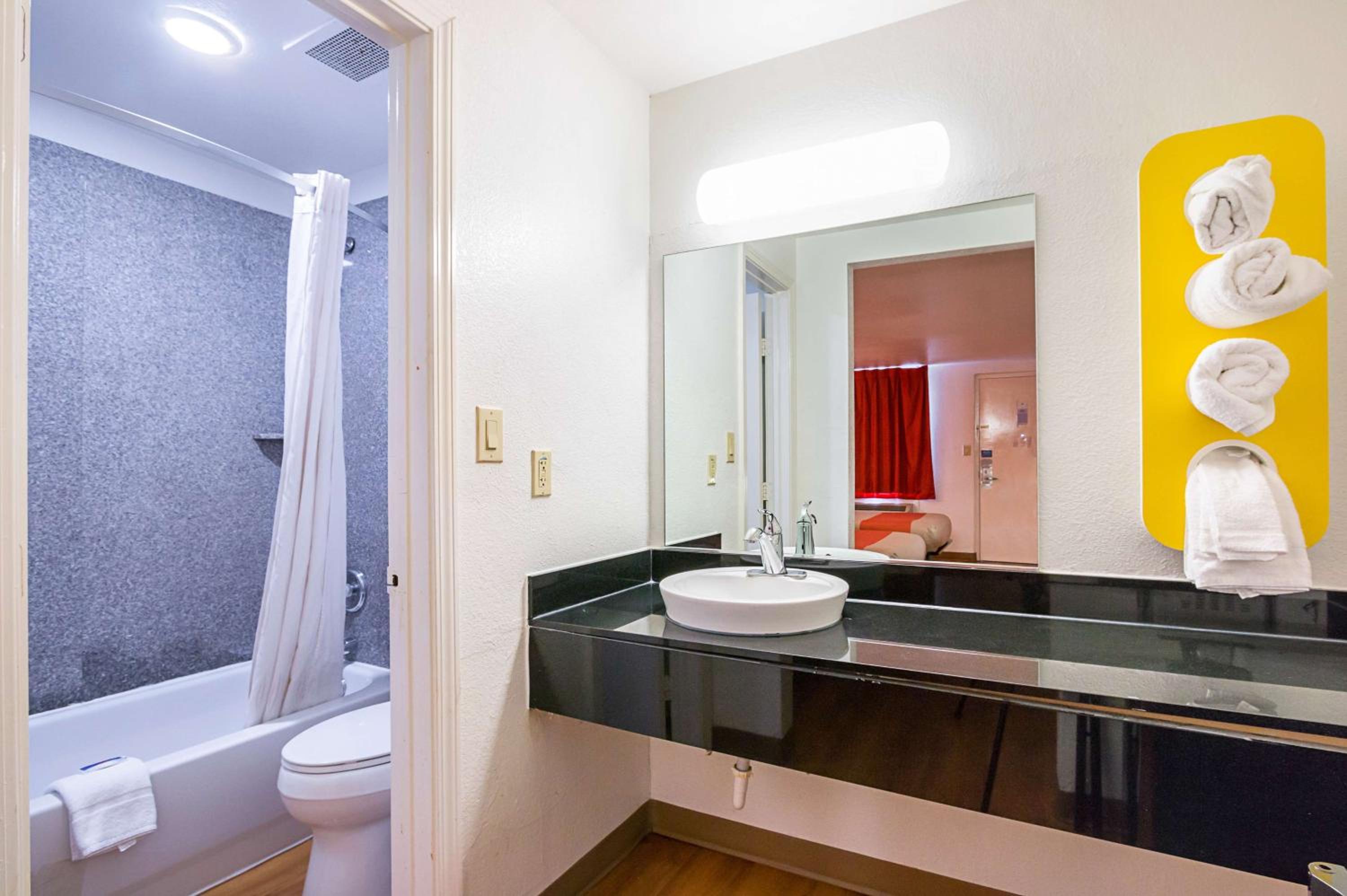 Quadruple Room - Non-Smoking - Photo 5