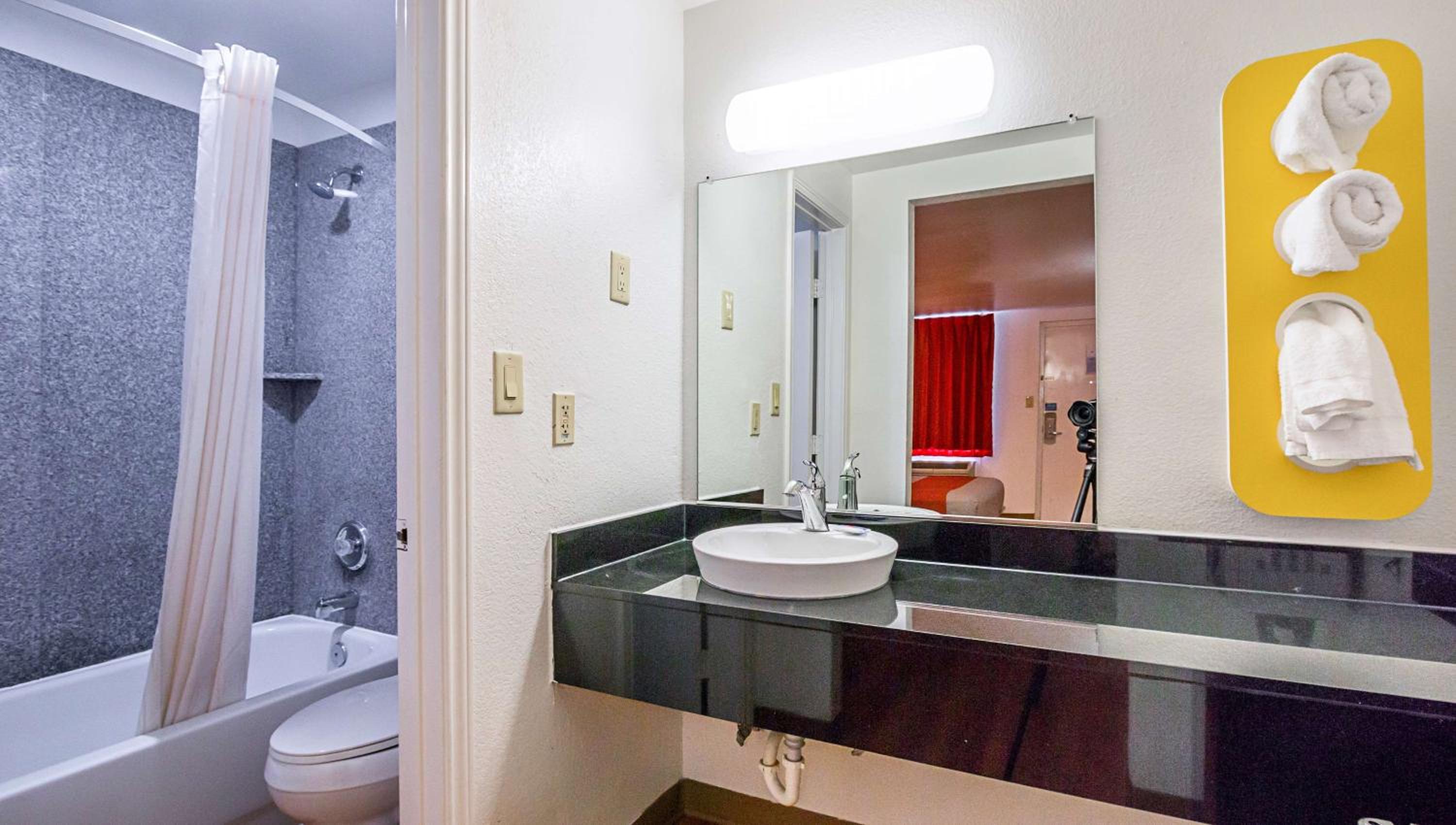 Quadruple Room - Non-Smoking - Photo 6