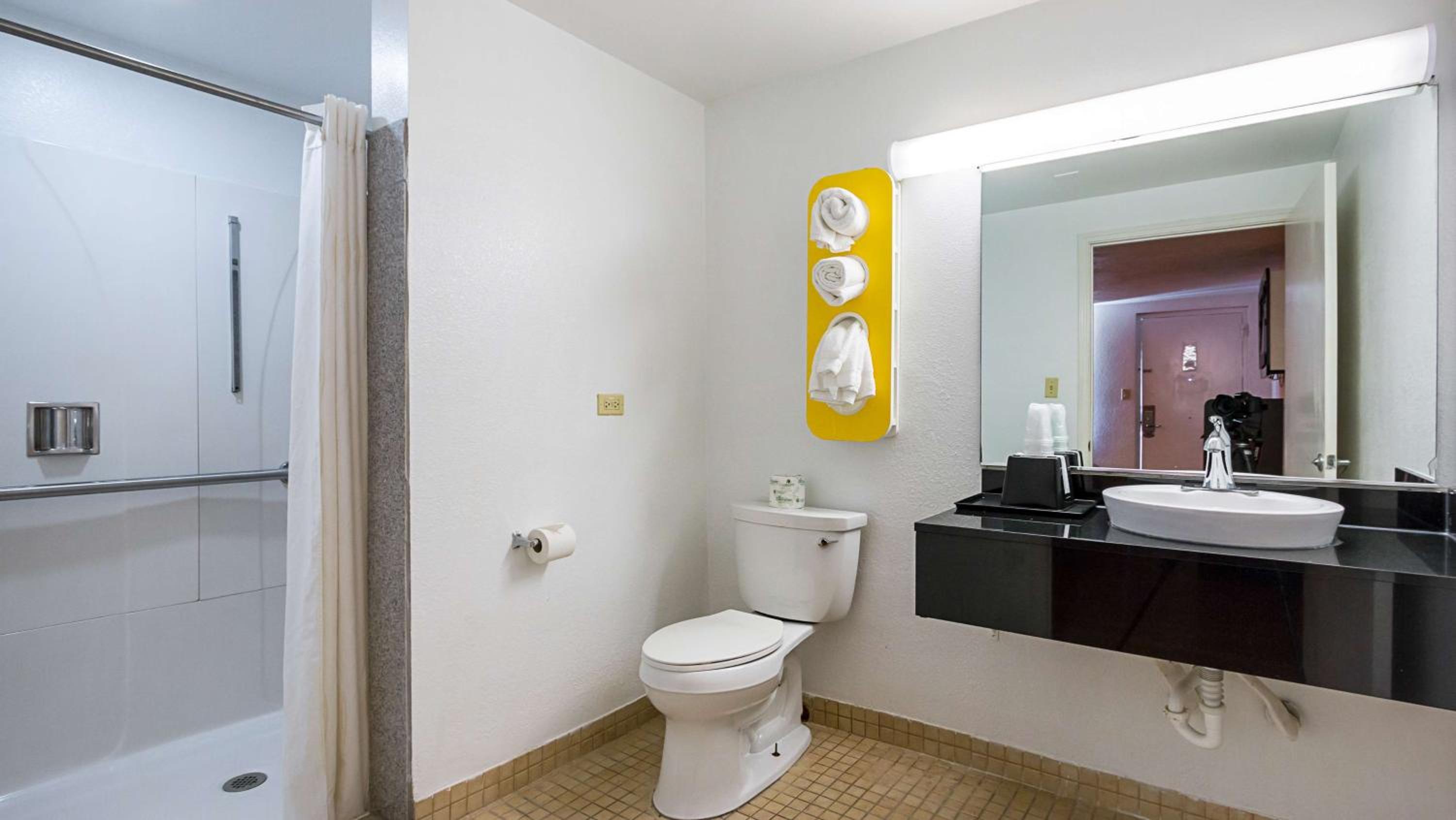 Quadruple Room - Non-Smoking - Photo 7