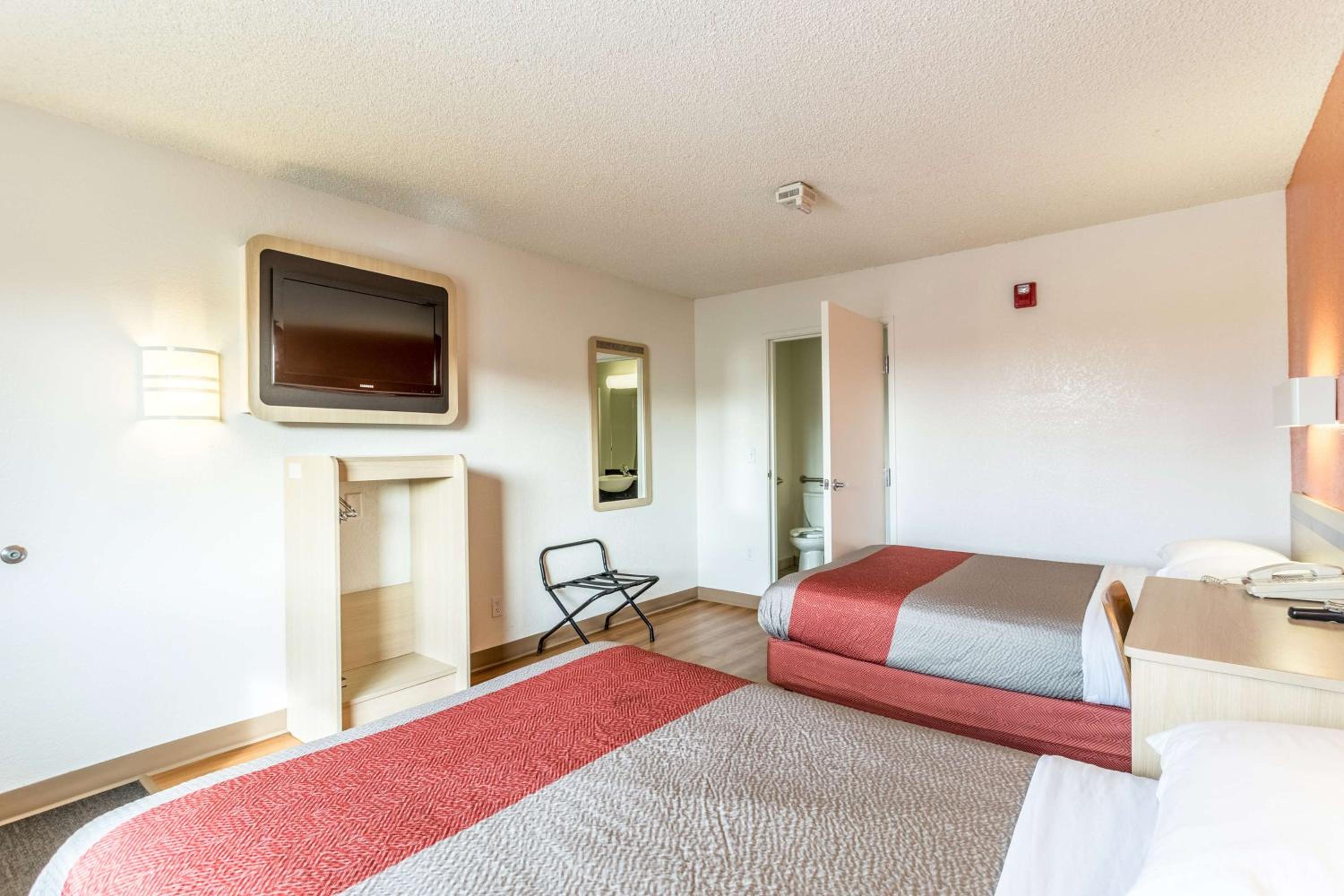 Quadruple Room - Disability Access photo 3