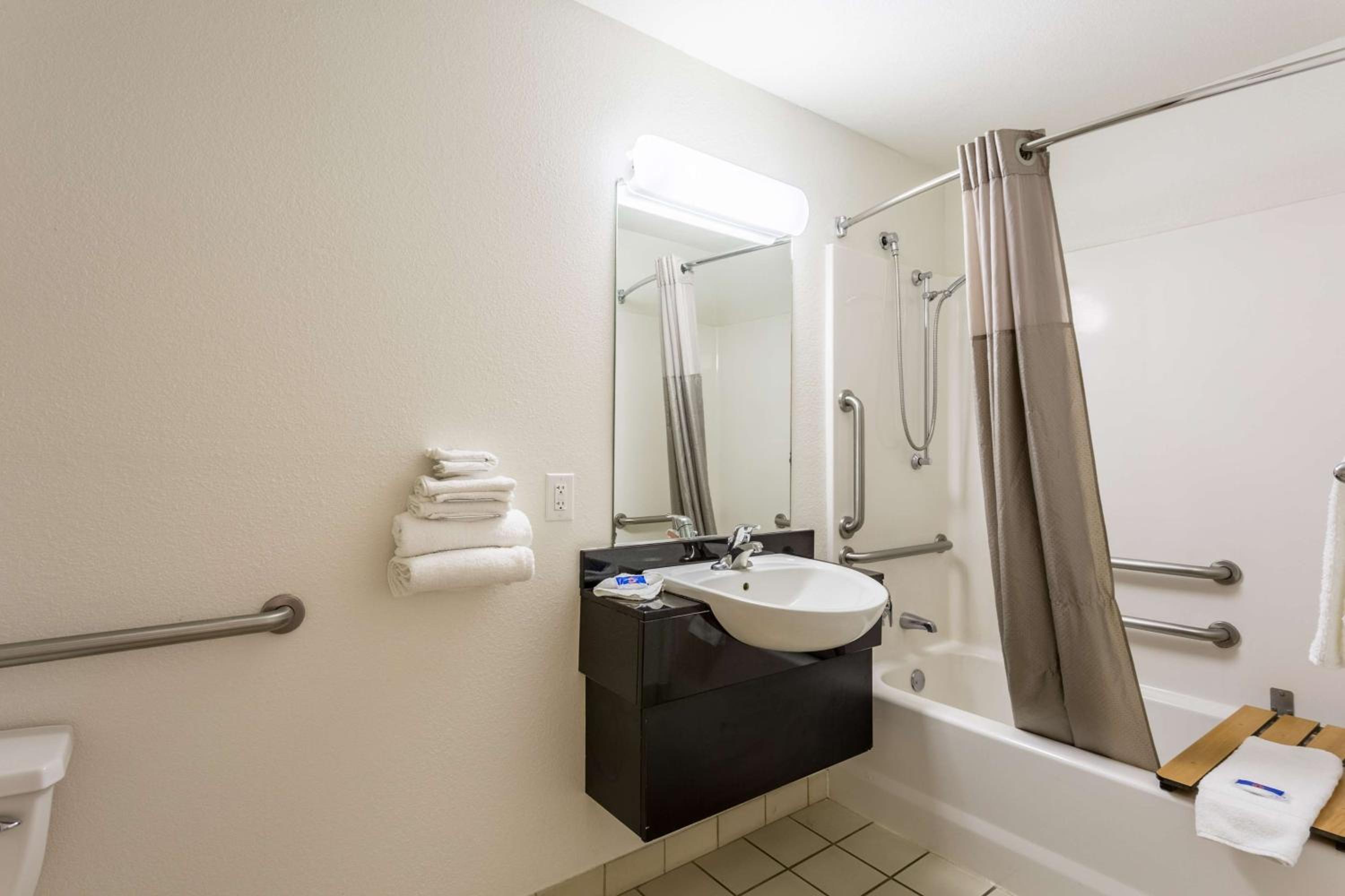 Double Room - Disability Access - Roll In Shower photo 3