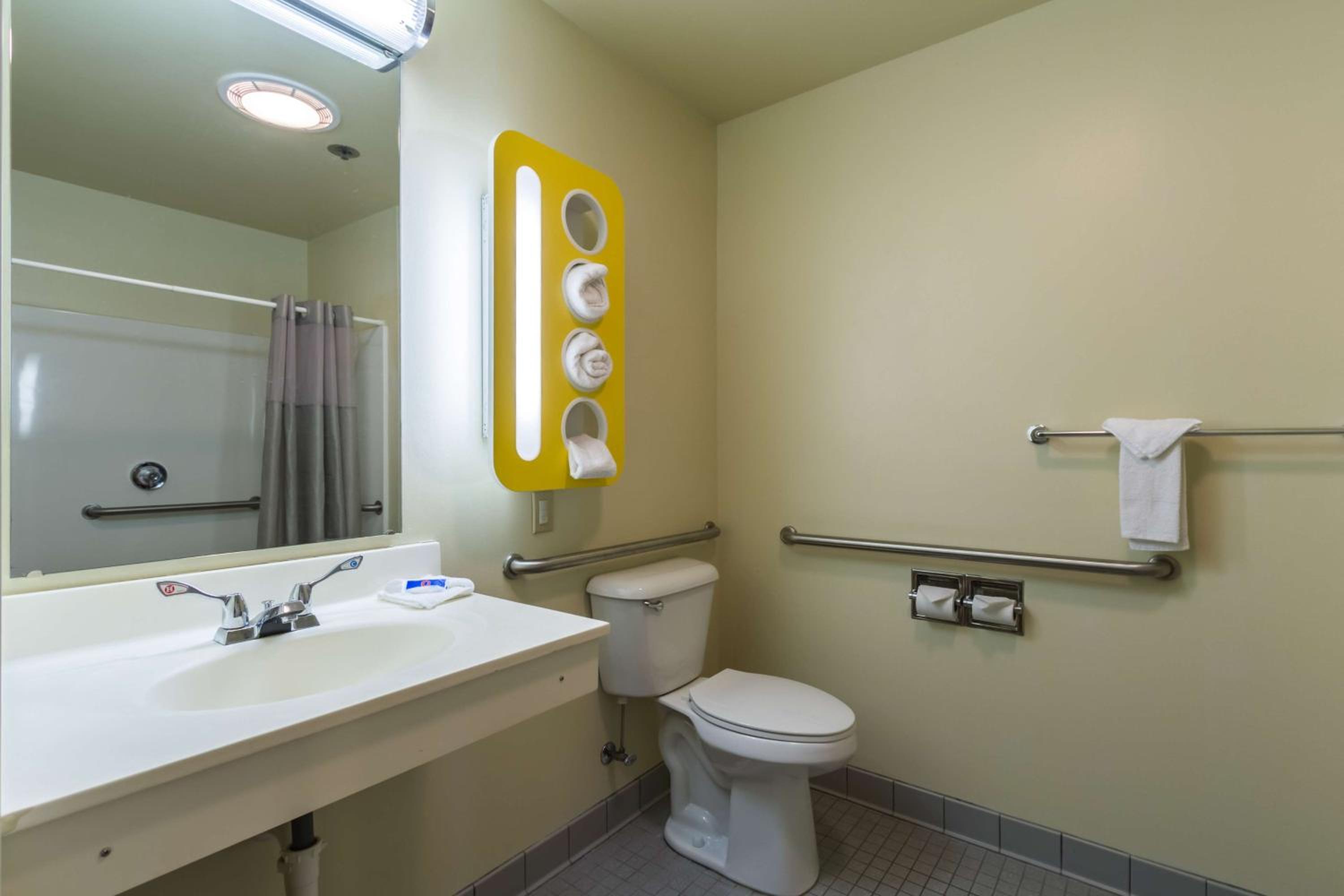 Quadruple Room - Non-Smoking photo 3