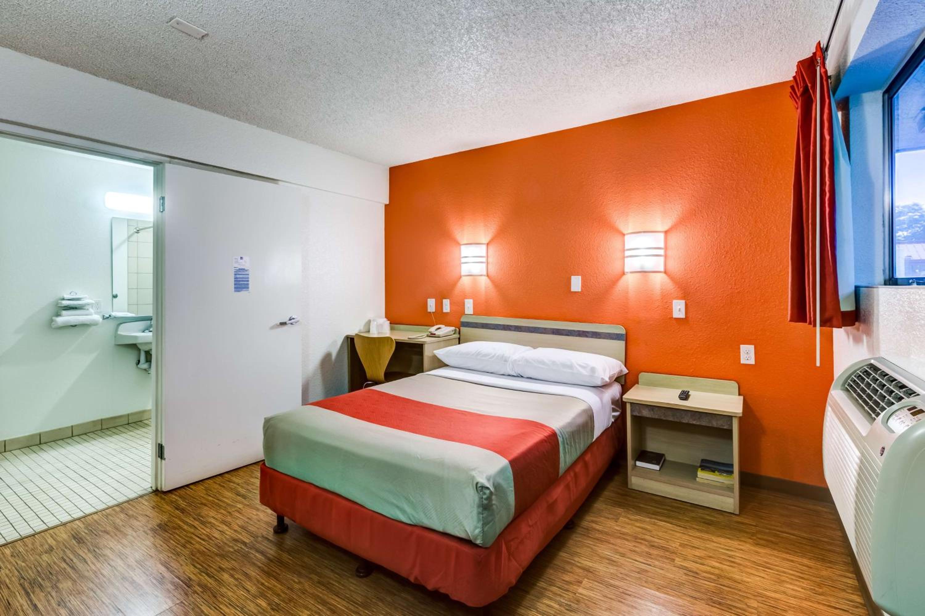 Double Room - Disability Access - Non-Smoking photo 3
