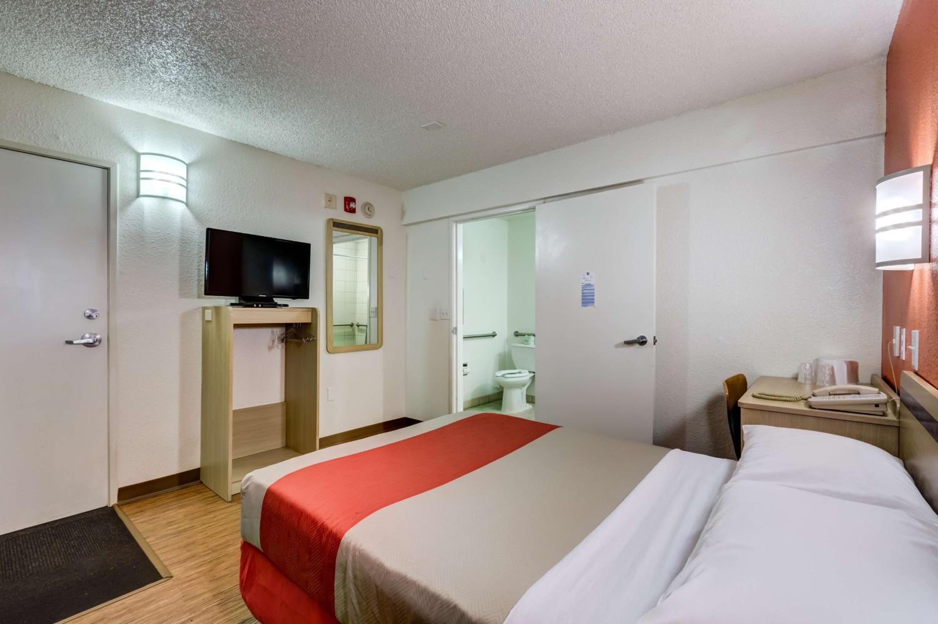 Double Room - Disability Access - Non-Smoking photo 2