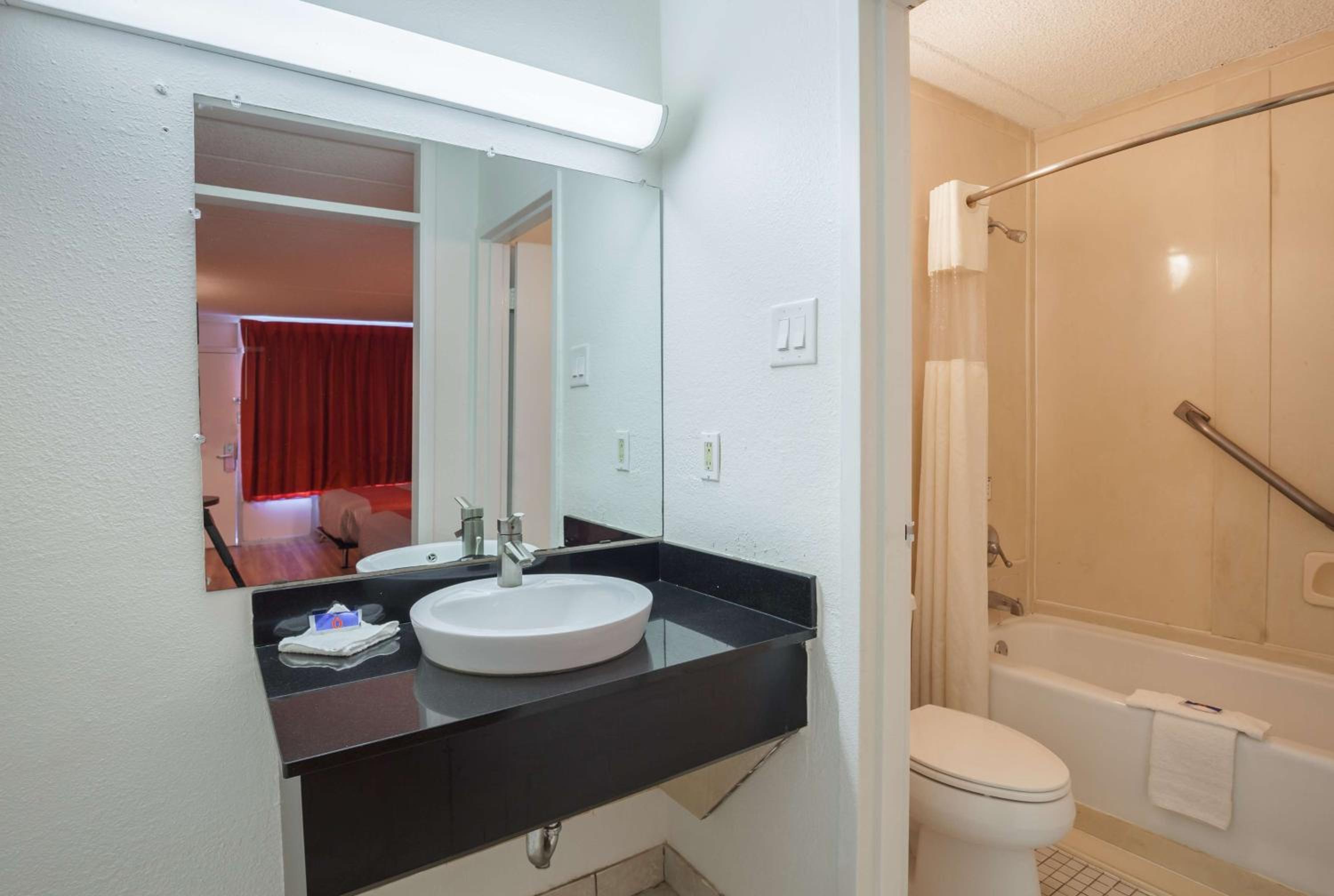 Quadruple Room - Non-Smoking - Photo 4