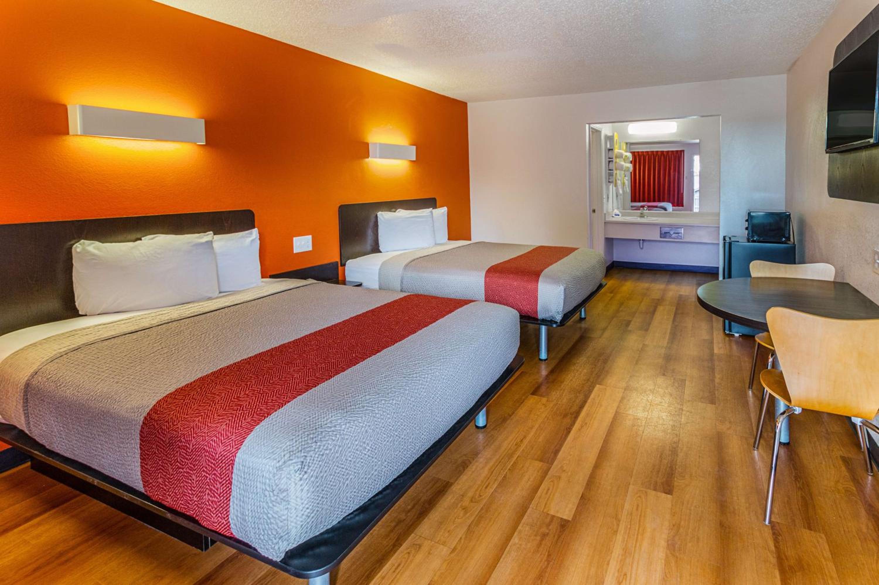 Queen Room with Two Queen Beds - Non-Smoking photo 2