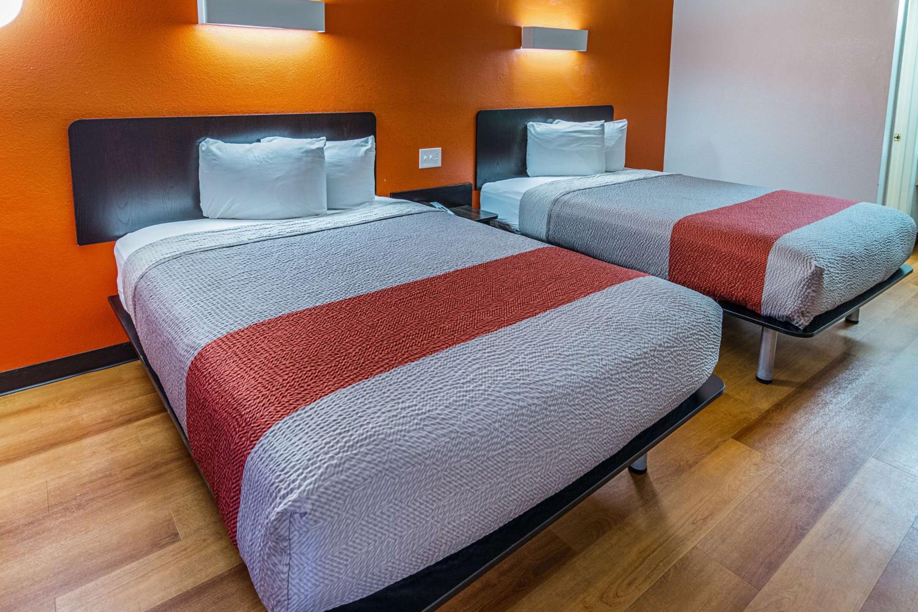 Queen Room with Two Queen Beds - Non-Smoking photo 3