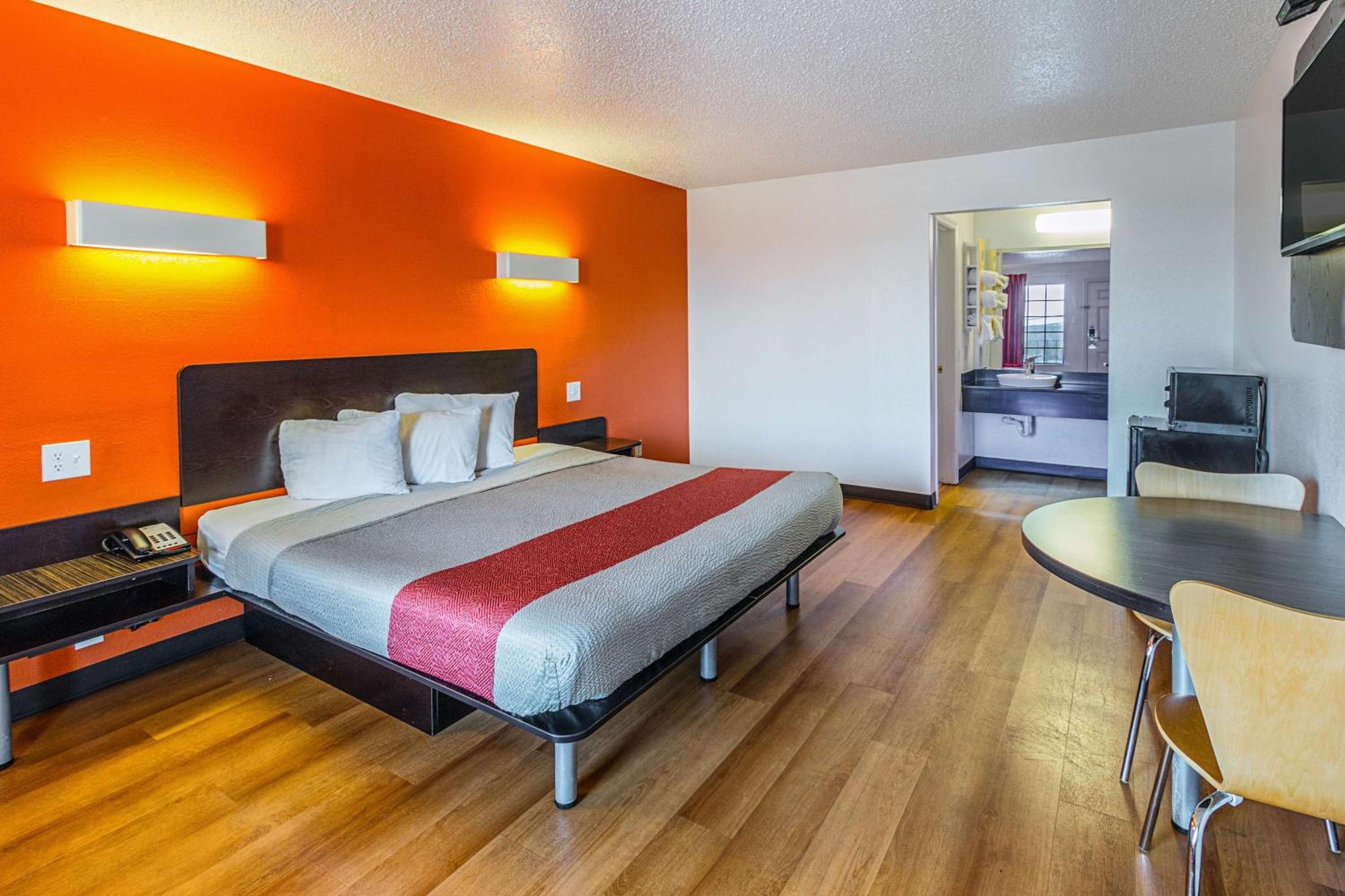King Room - Non-Smoking photo 1