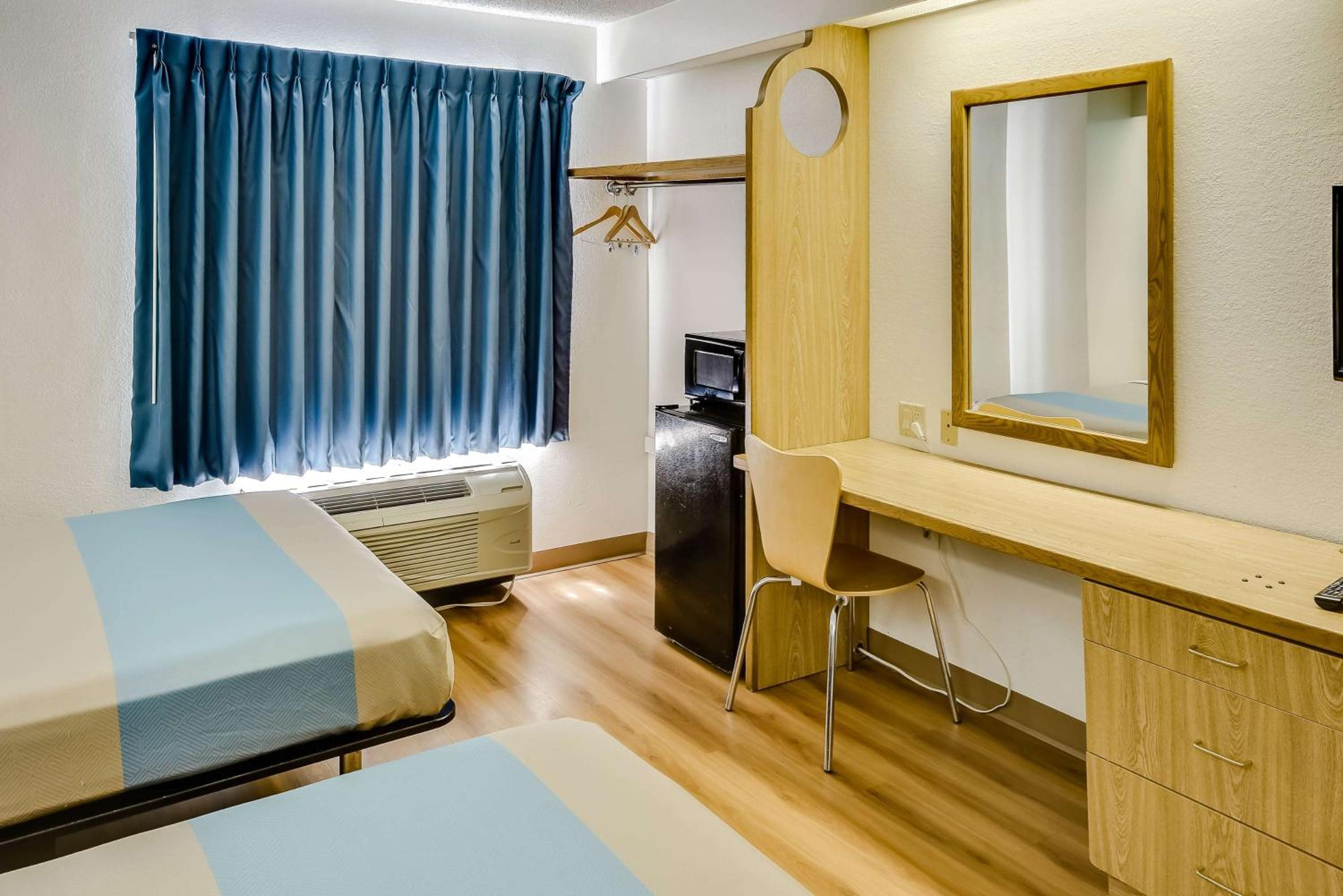 Quadruple Room - Non-Smoking - Photo 5