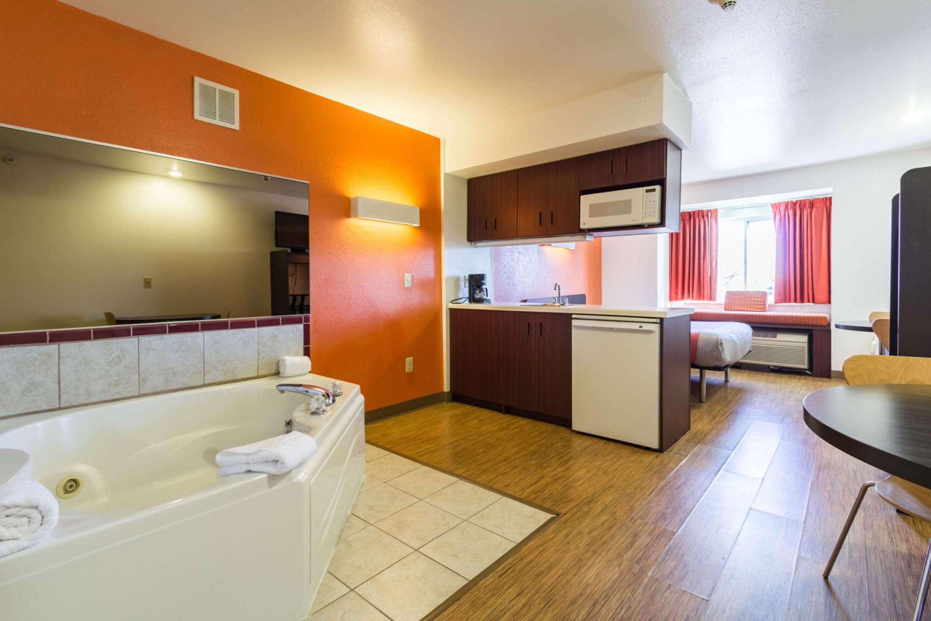 Queen Suite with Spa Bath - Non-Smoking - Photo 3