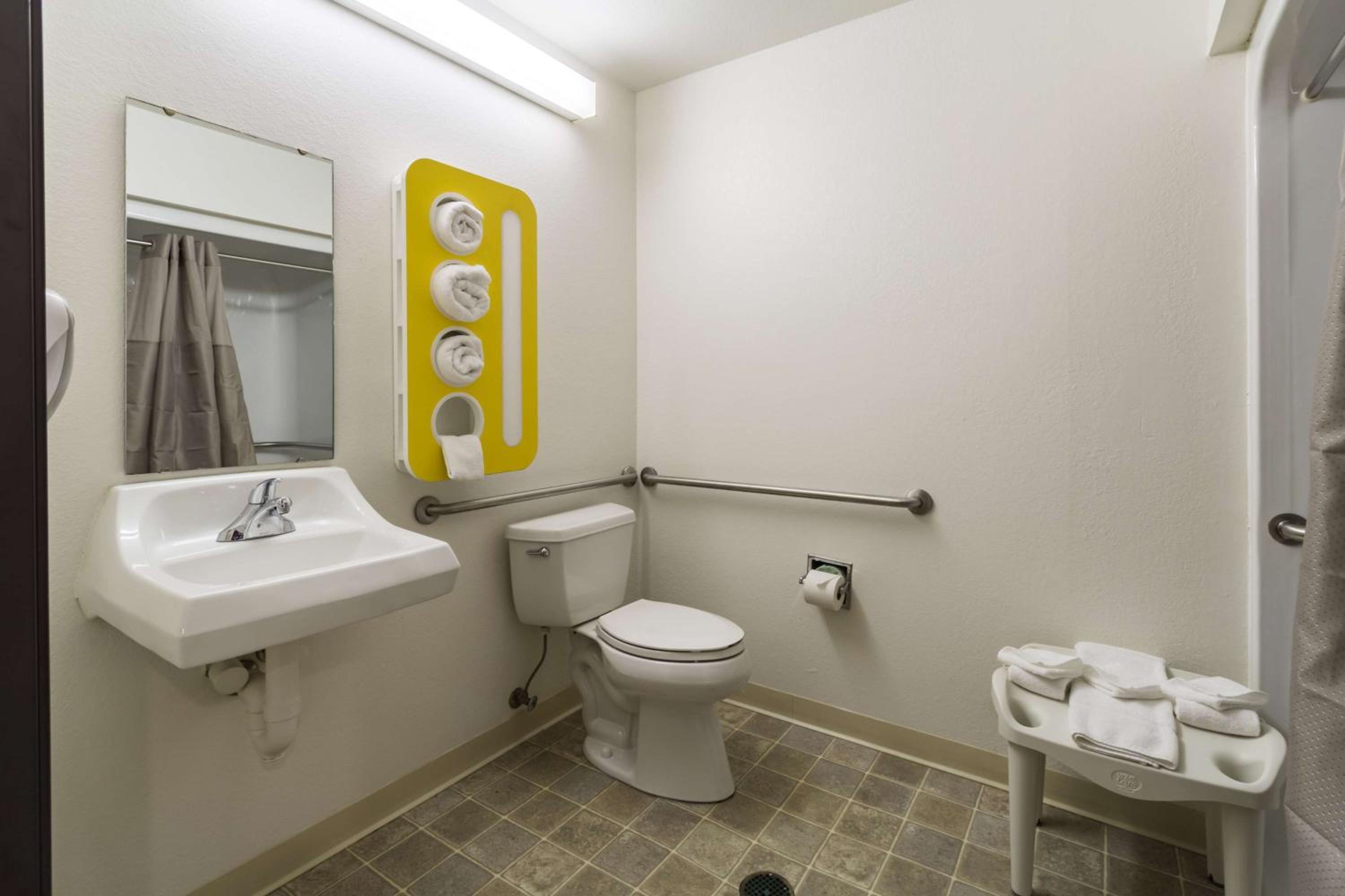 Queen Room - Disability Access - Non-Smoking - Photo 3