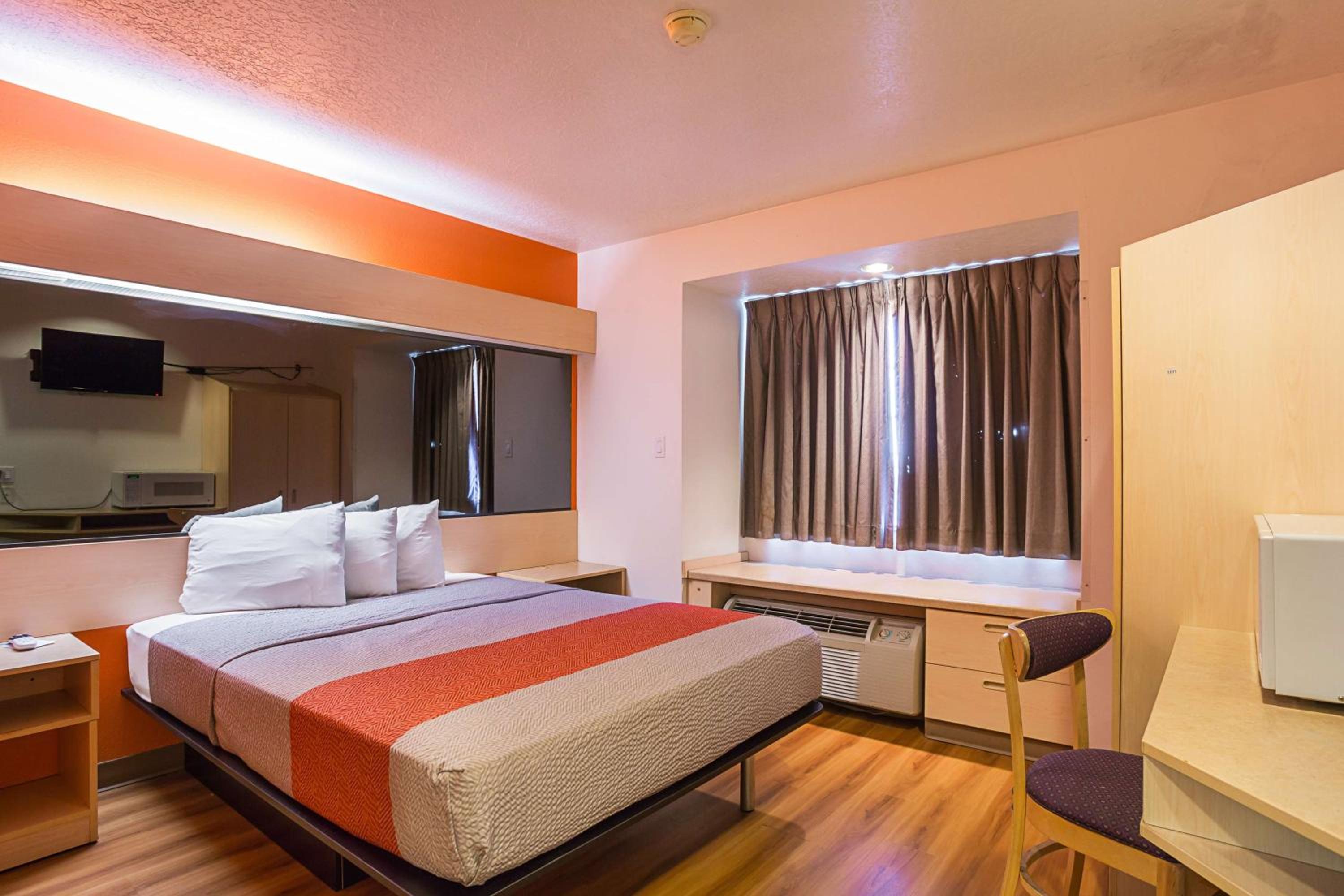 Deluxe King Suite - Non-Smoking - Photo 3