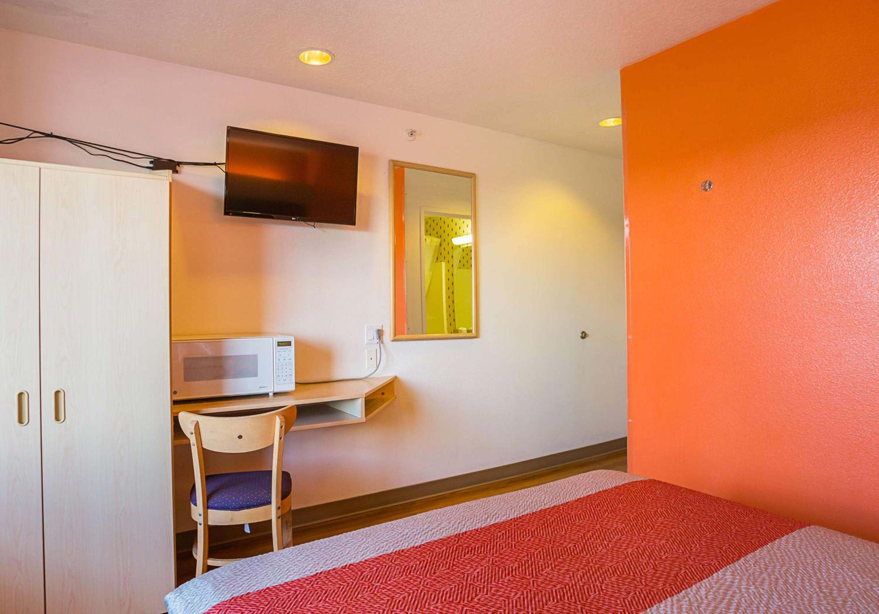 Queen Room - Non-Smoking - Photo 1