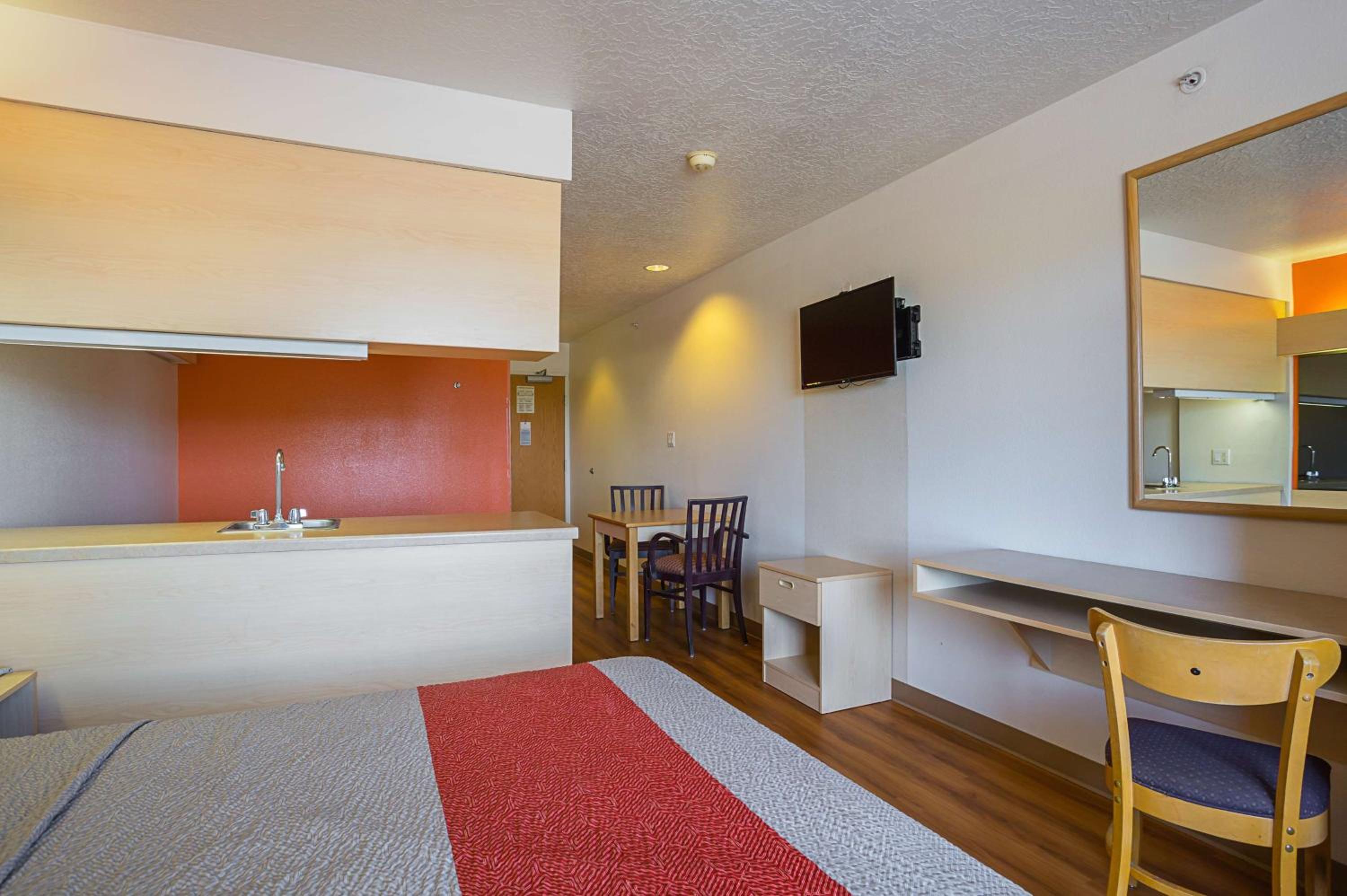 Queen Room - Non-Smoking - Photo 3