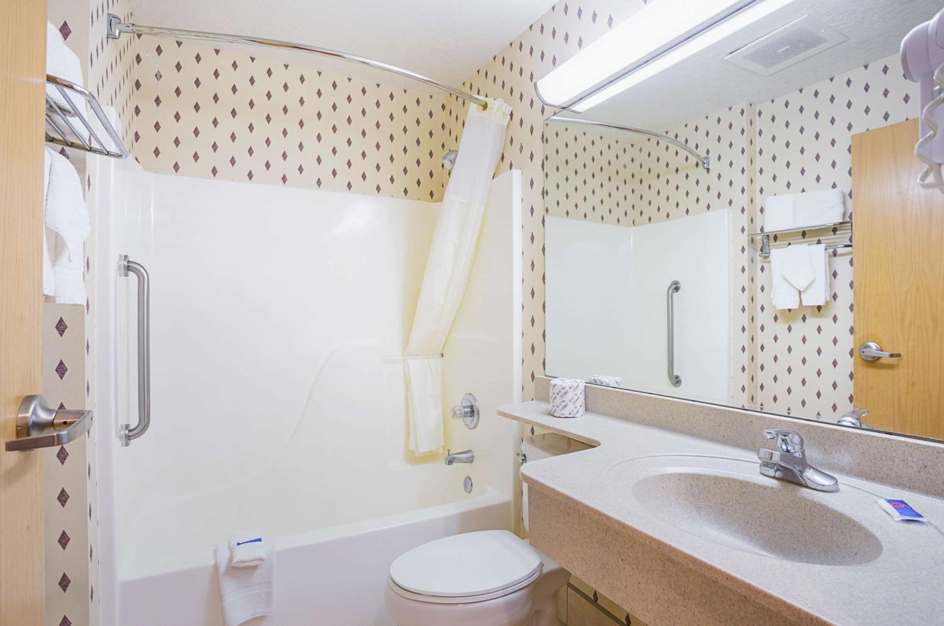 Queen Room - Disability Access - Non-Smoking - Photo 3