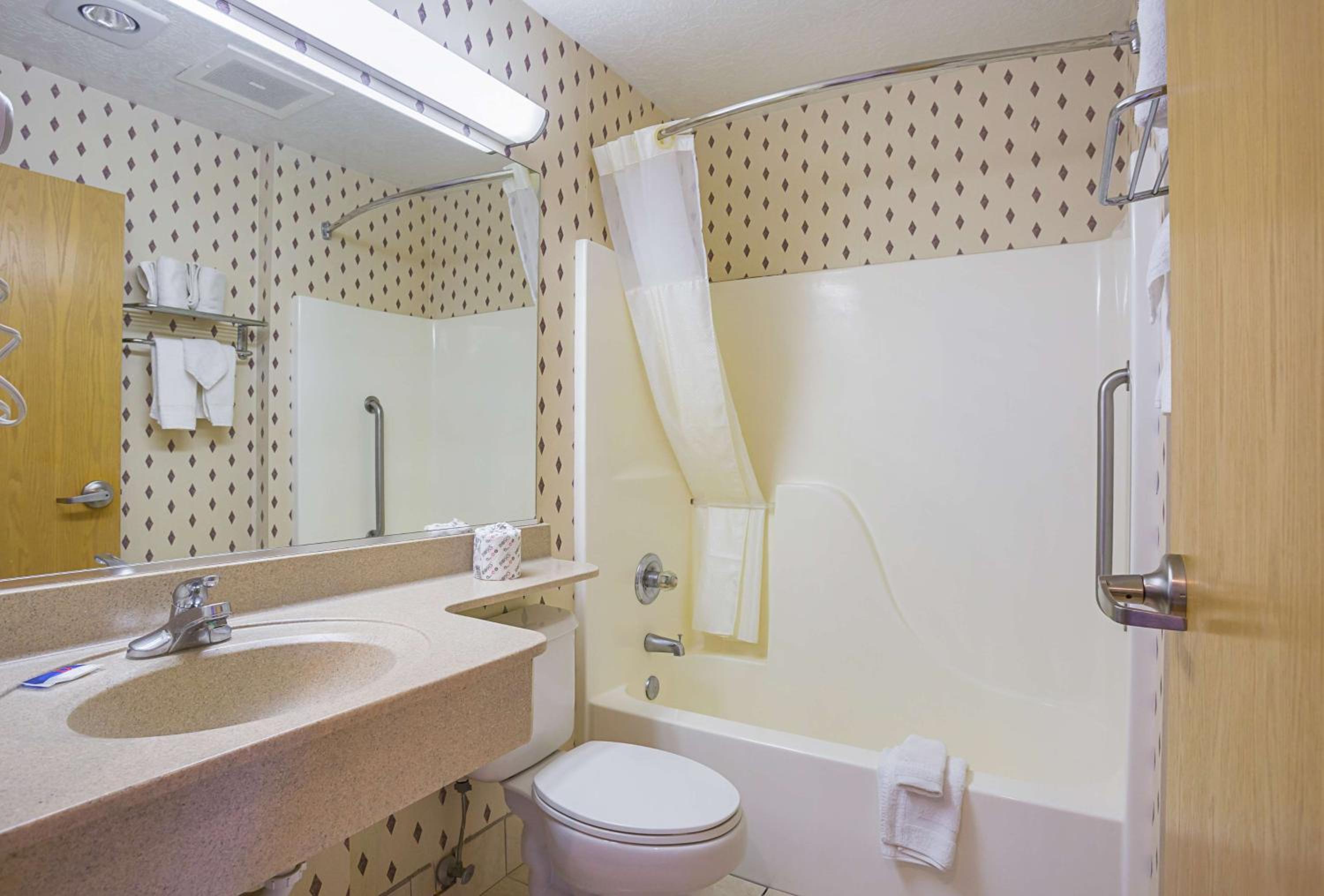 Queen Room - Disability Access - Non-Smoking - Photo 4