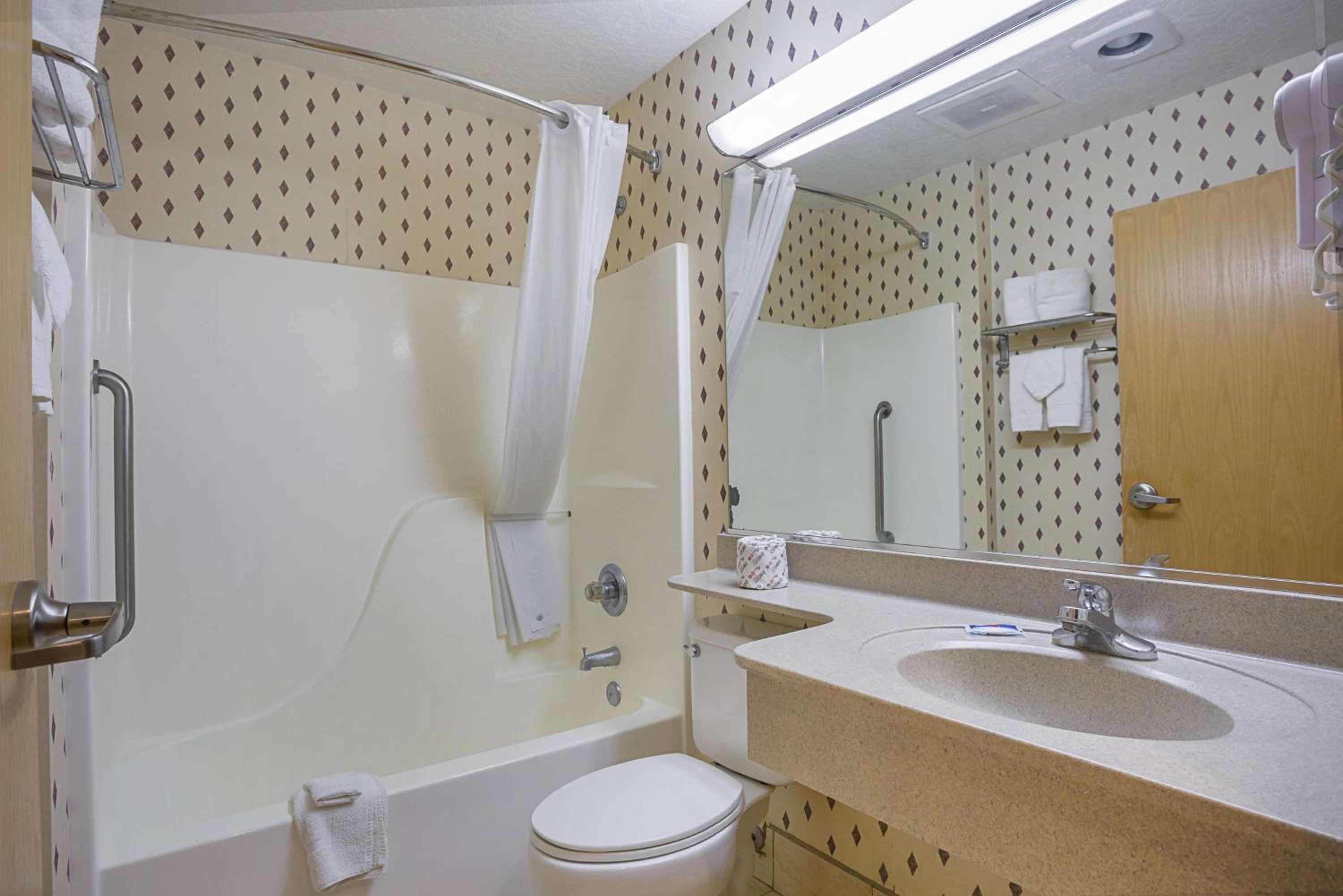 Queen Room - Disability Access - Non-Smoking - Photo 5