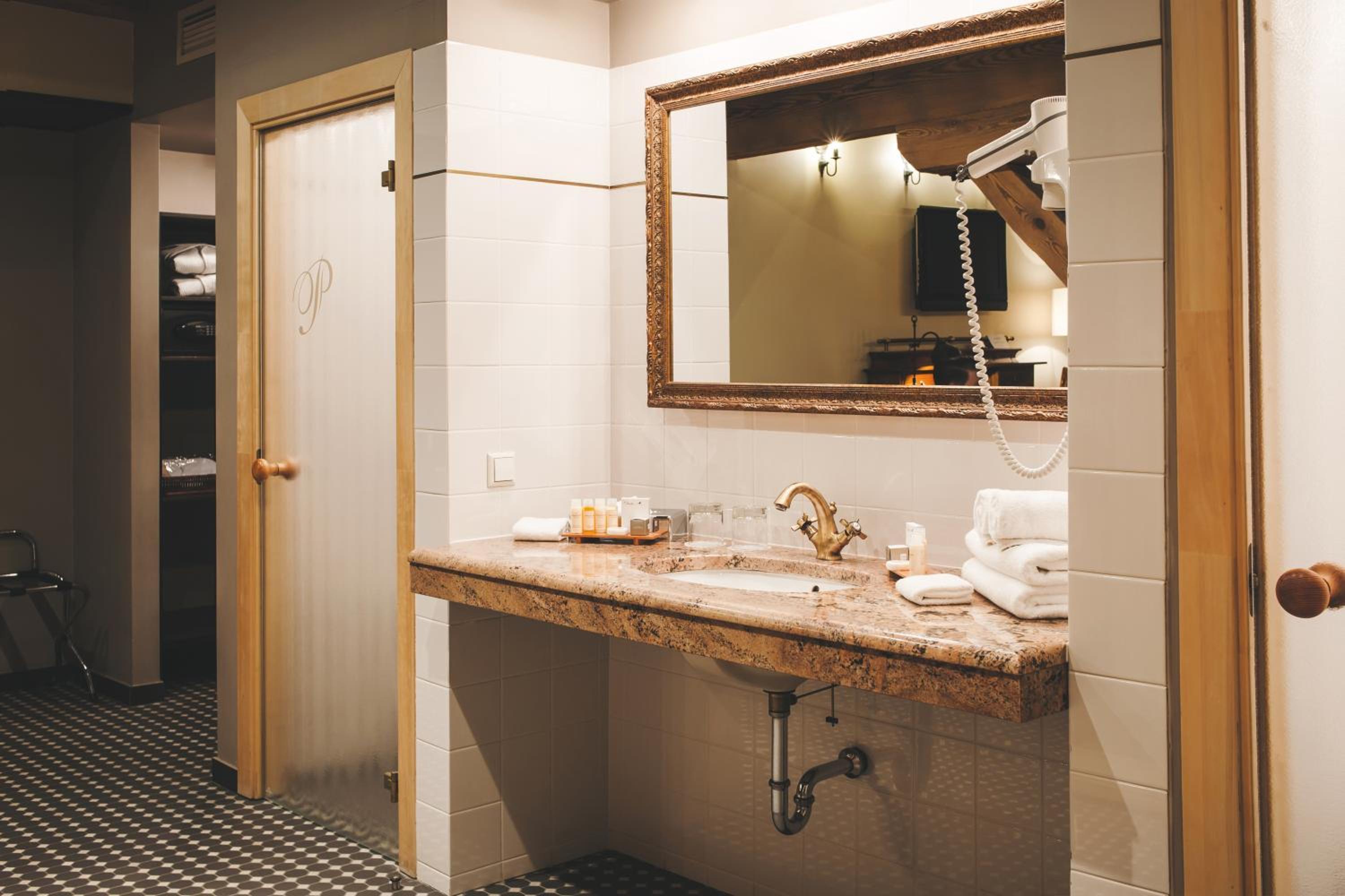 Prestige Double or Twin Room - Photo 5