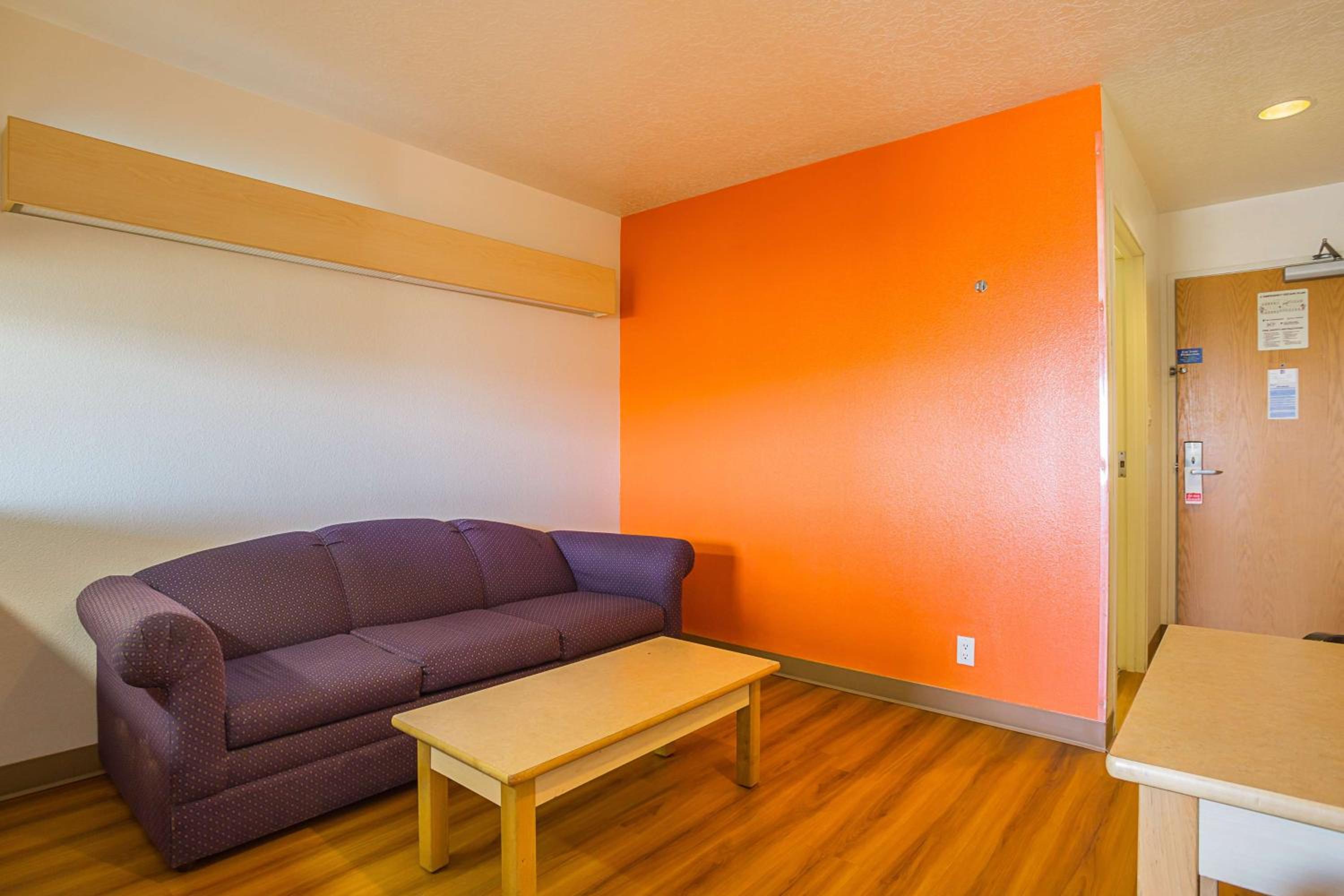 Queen Room - Non-Smoking - Photo 5