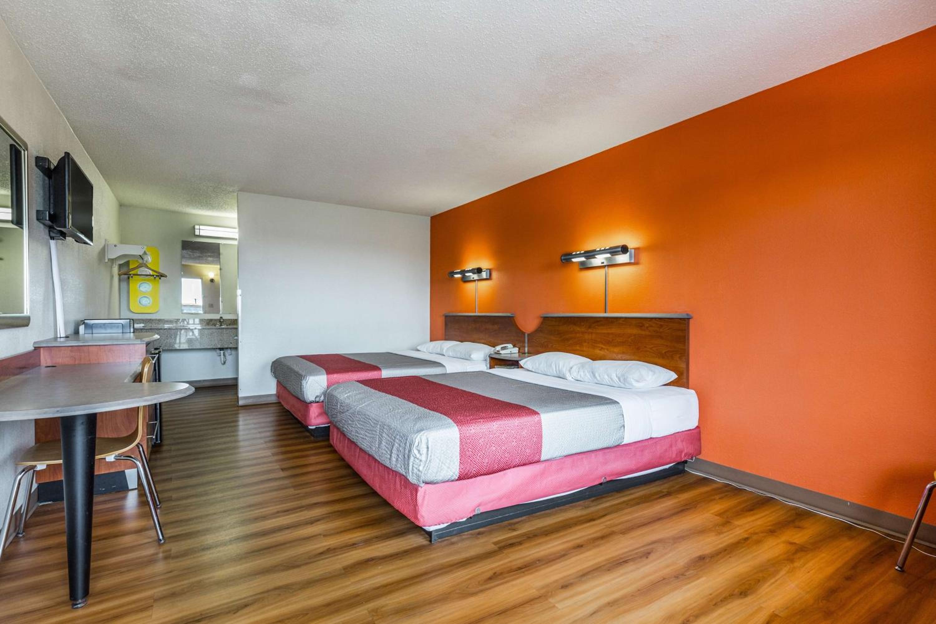Deluxe Queen Room with Two Queen Beds - Non-Smoking - Photo 4