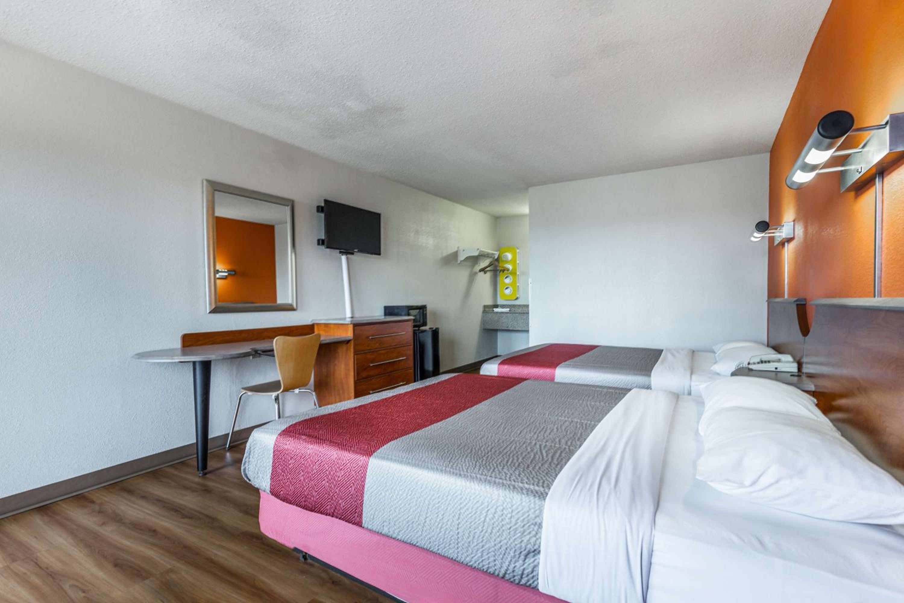 Deluxe Queen Room with Two Queen Beds - Non-Smoking - Photo 5