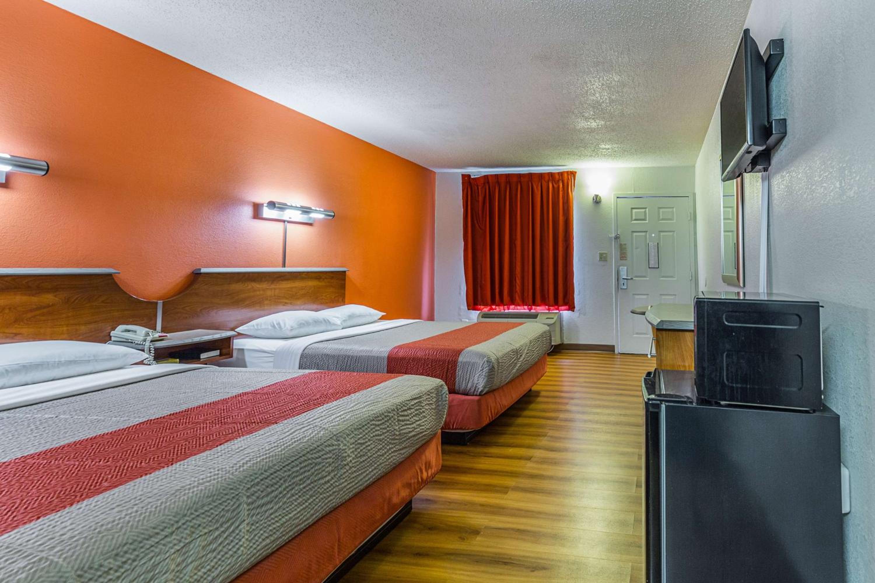 Deluxe Queen Room with Two Queen Beds - Non-Smoking - Photo 6