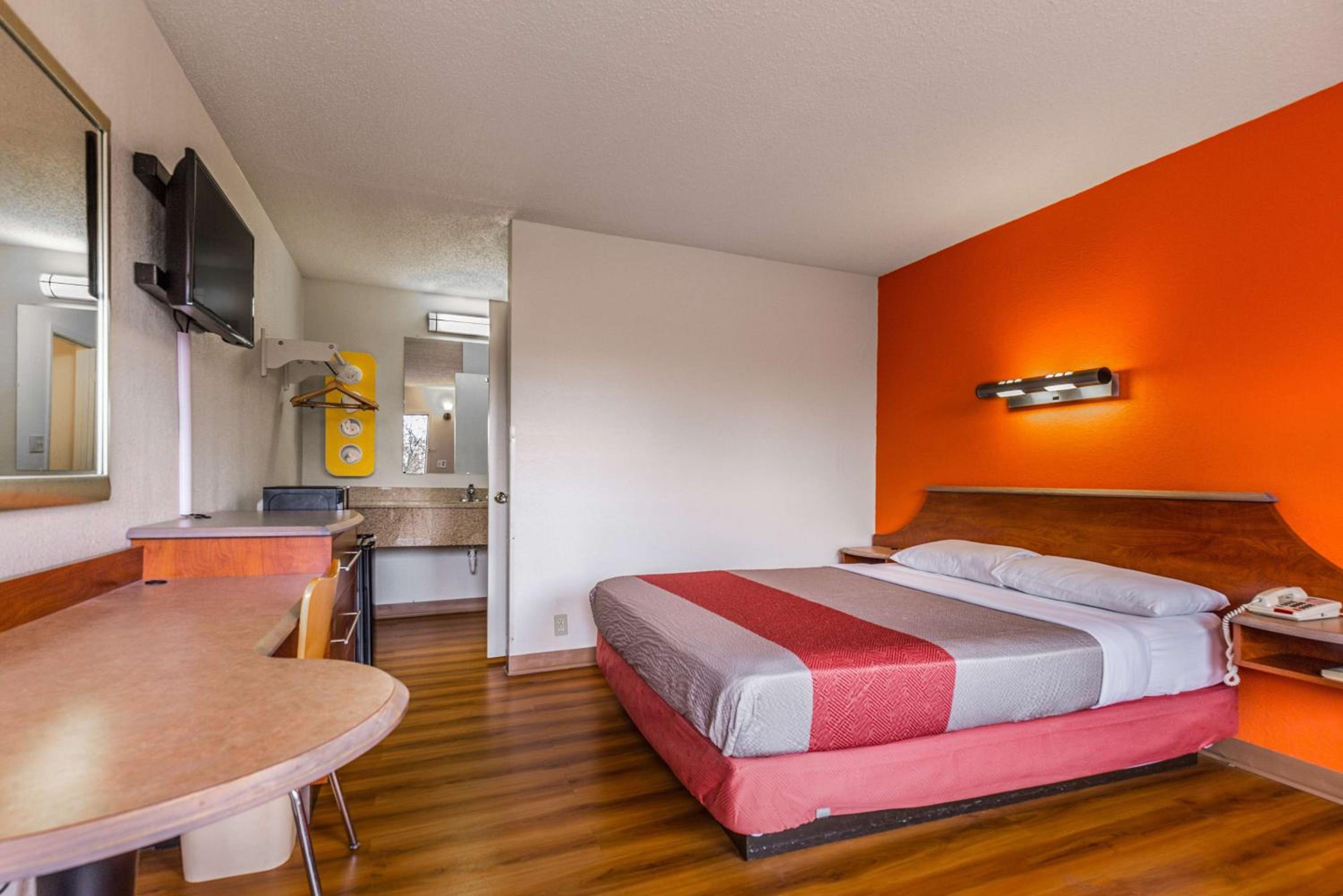 Deluxe King Room - Non-Smoking - Photo 1