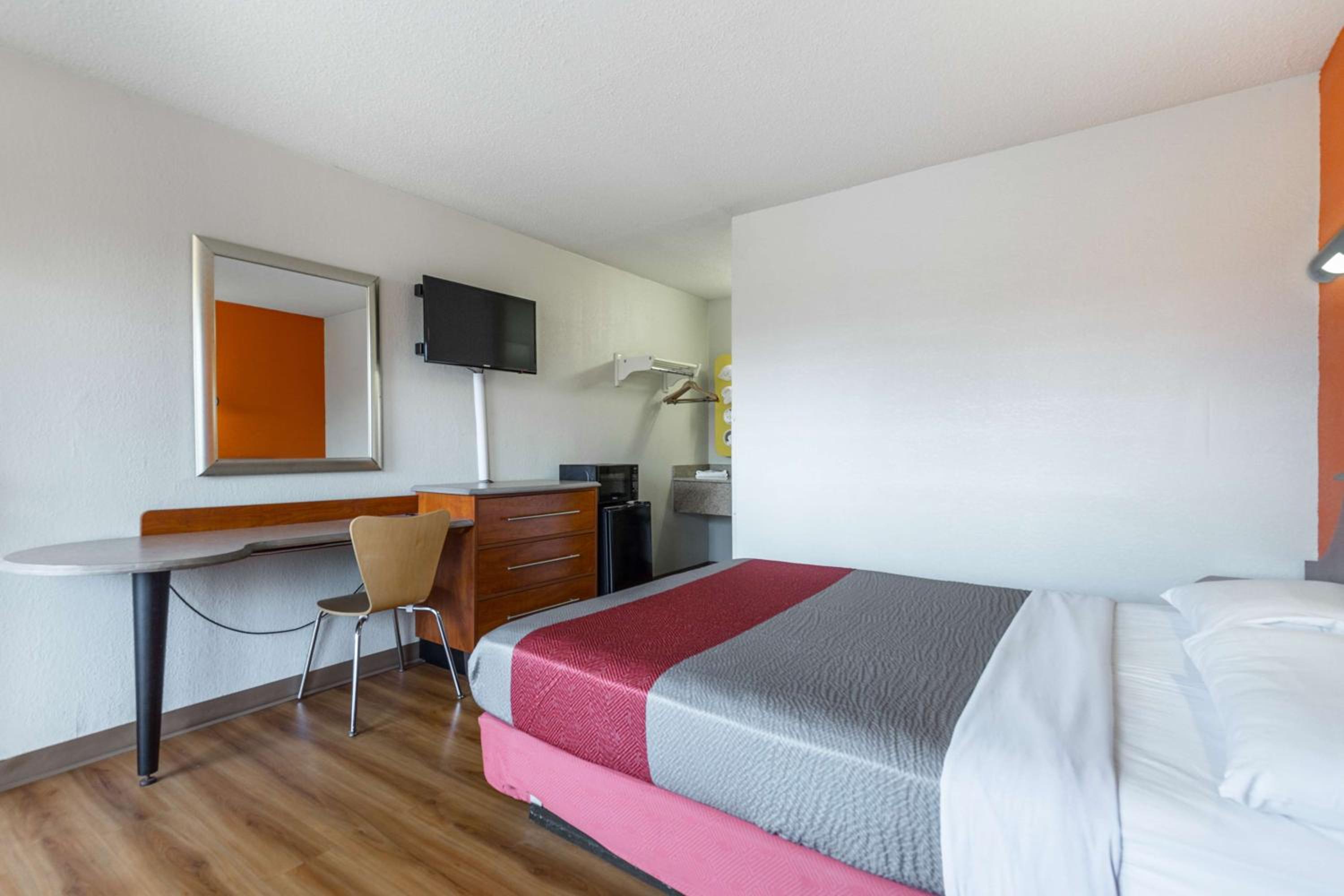 Deluxe Queen Room - Non-Smoking - Photo 2