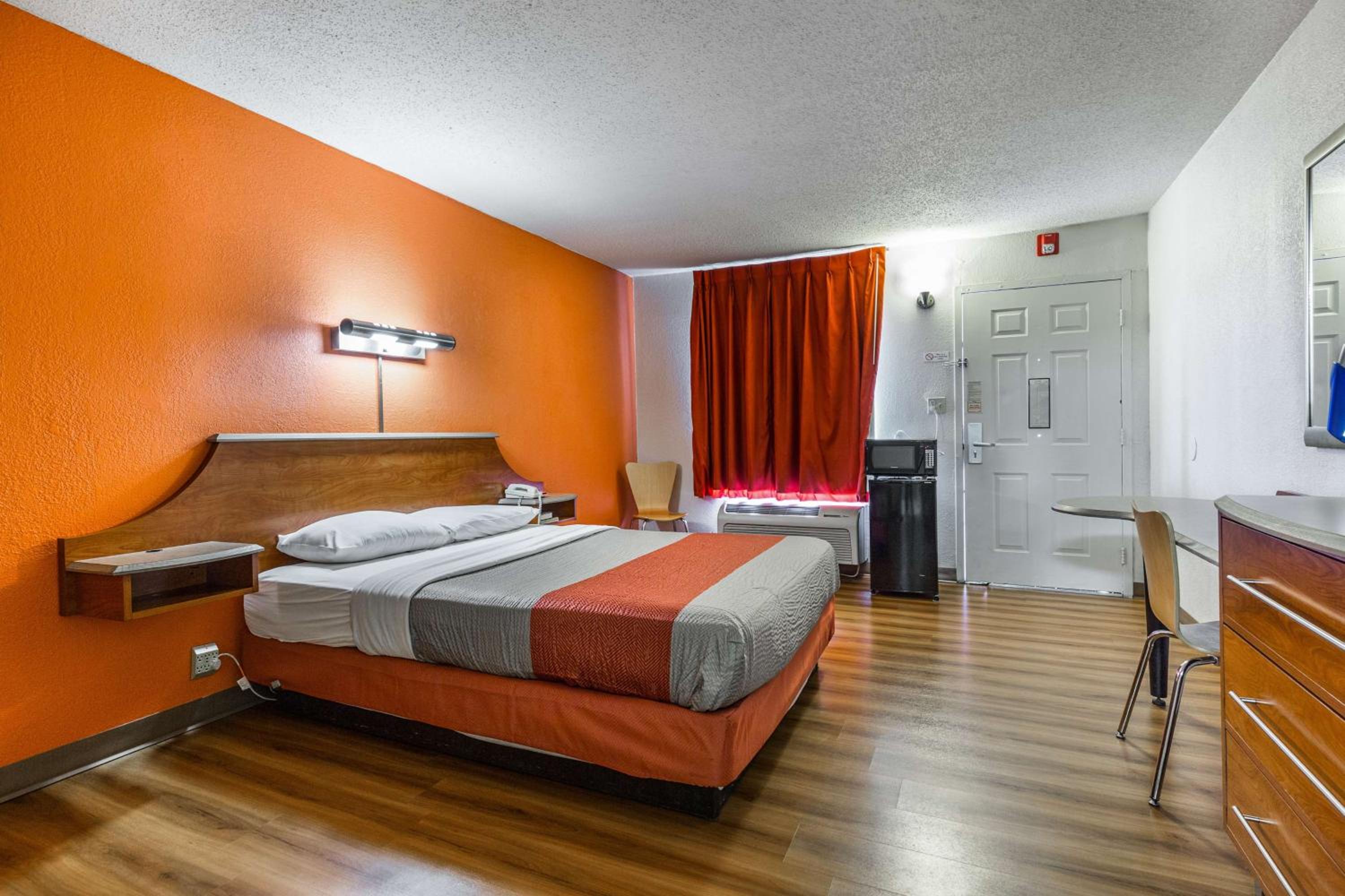 Deluxe King Room - Non-Smoking - Photo 4