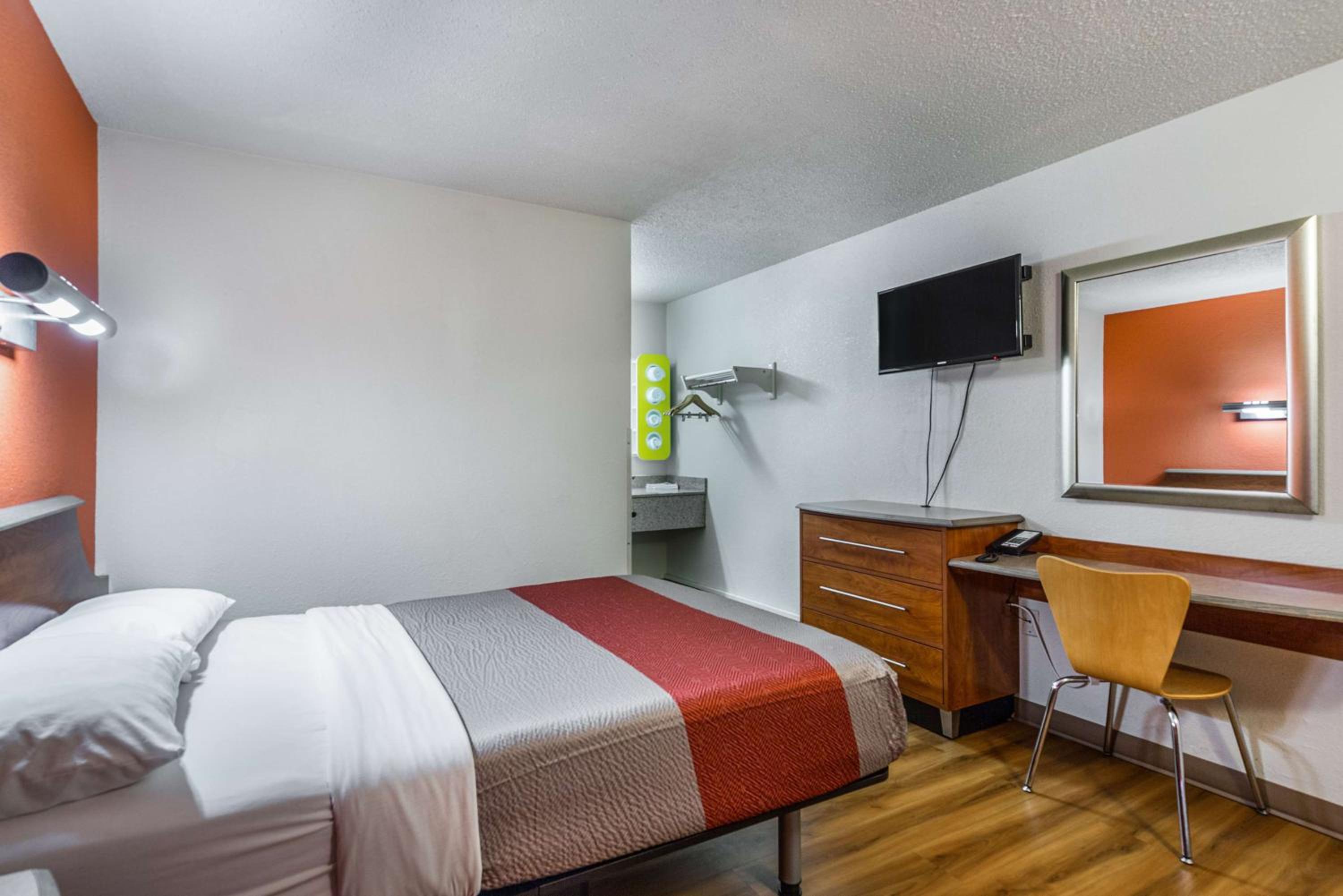 Deluxe Queen Room - Non-Smoking - Photo 4