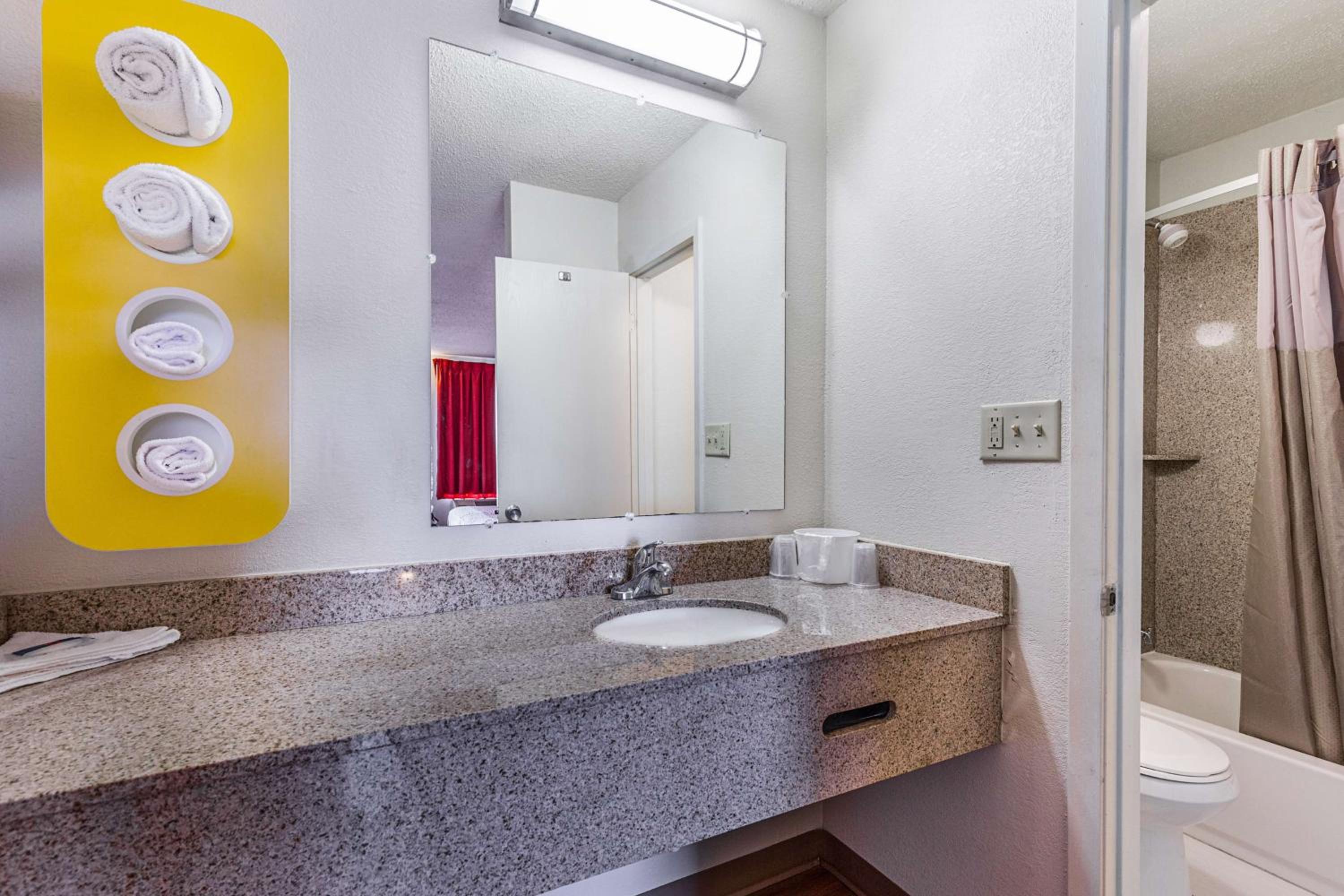 Deluxe King Room - Non-Smoking - Photo 6