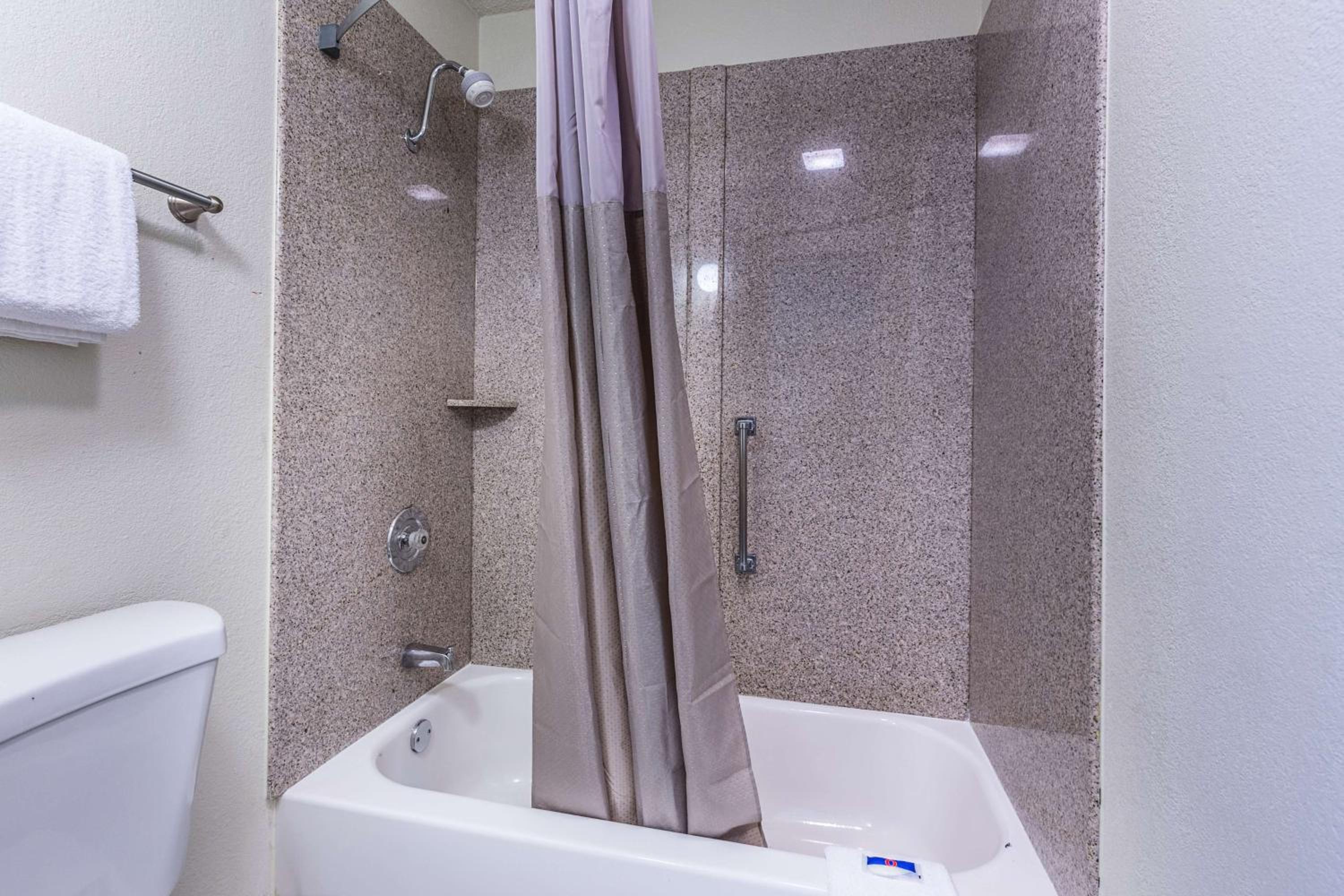 Deluxe King Room - Non-Smoking - Photo 7