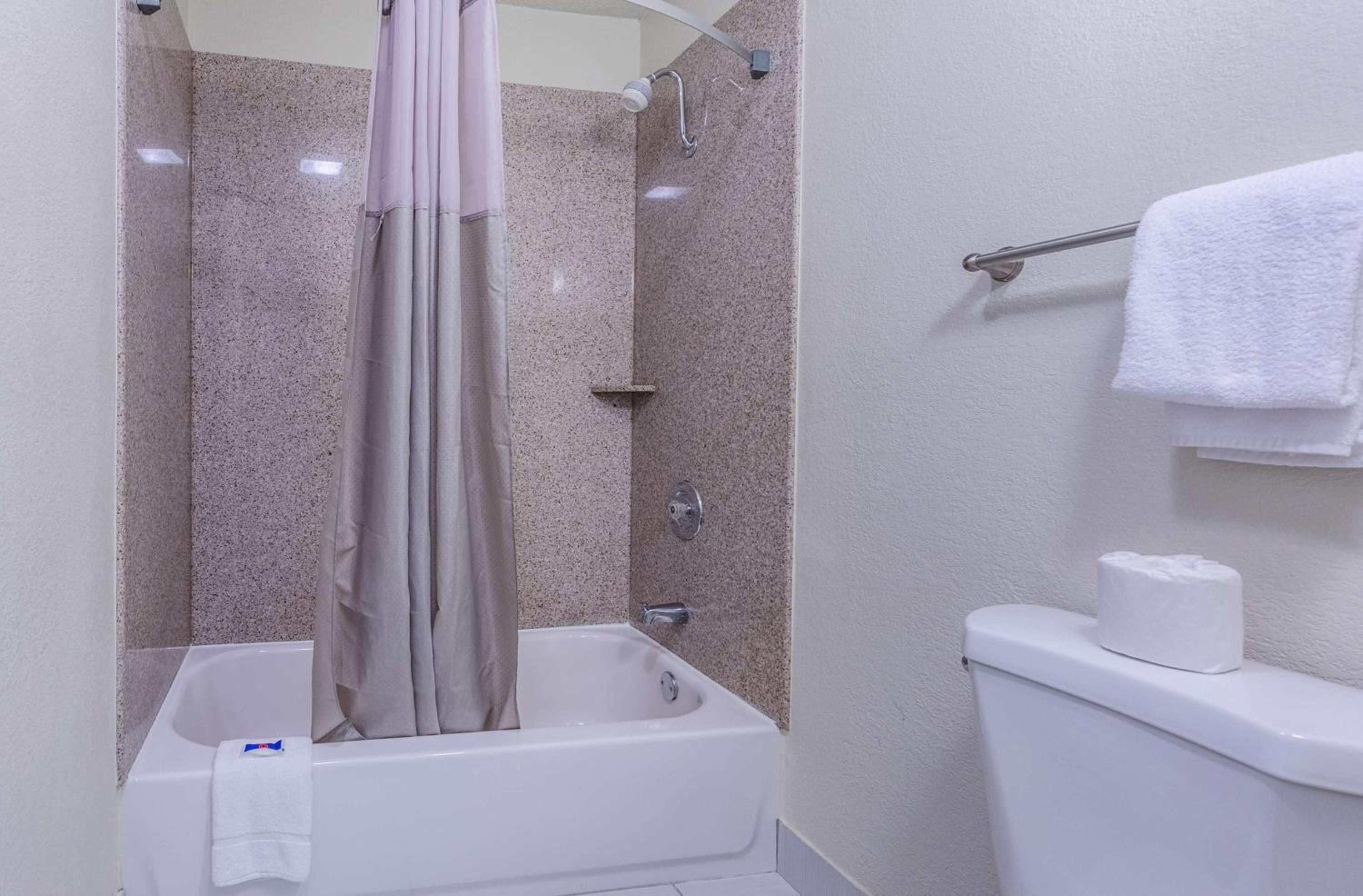 Deluxe King Room - Non-Smoking - Photo 8