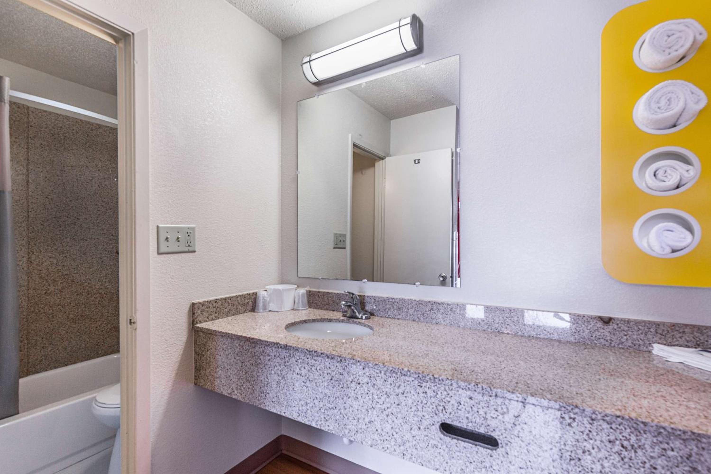 Deluxe King Room - Non-Smoking - Photo 2