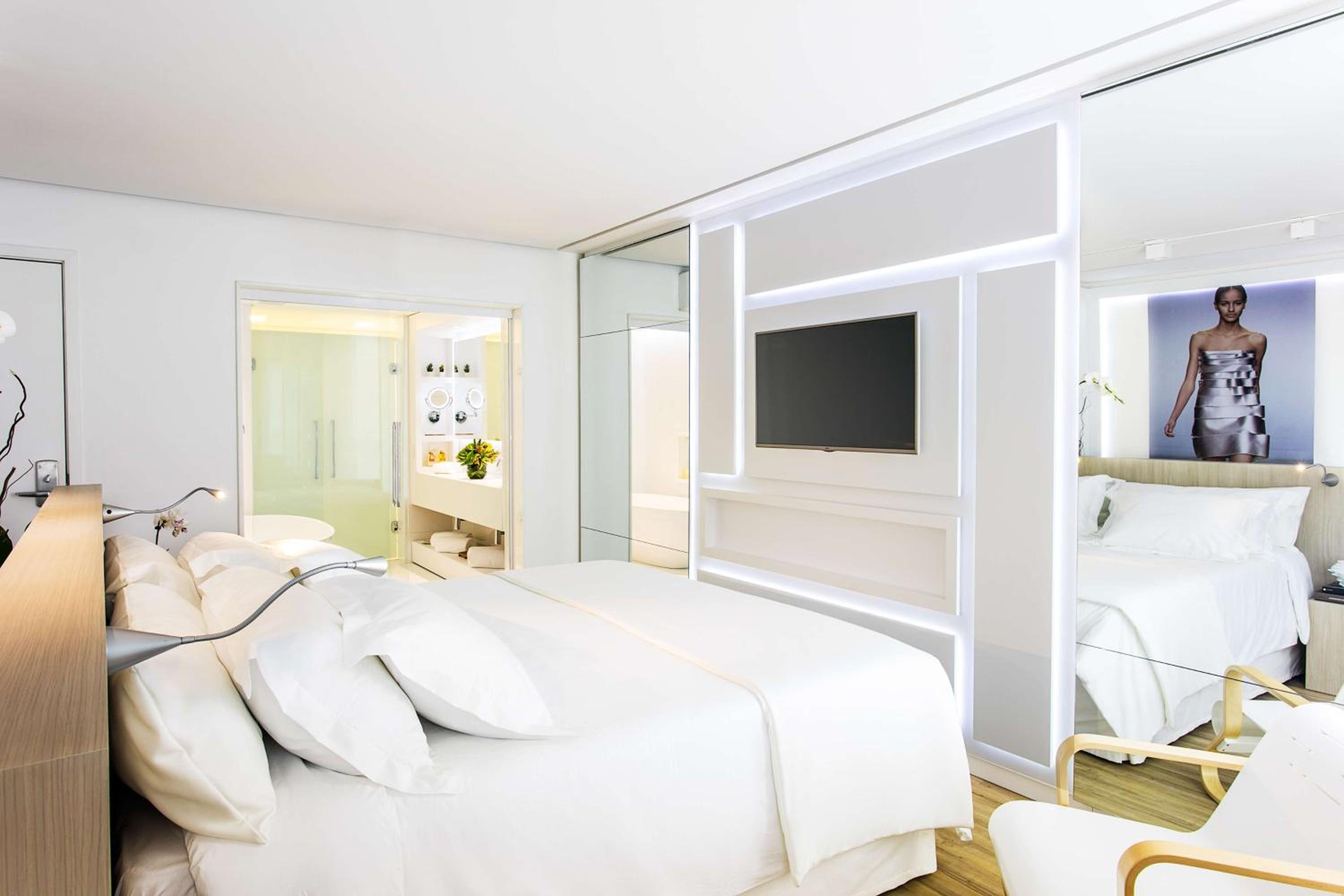 Premium King Room photo 2