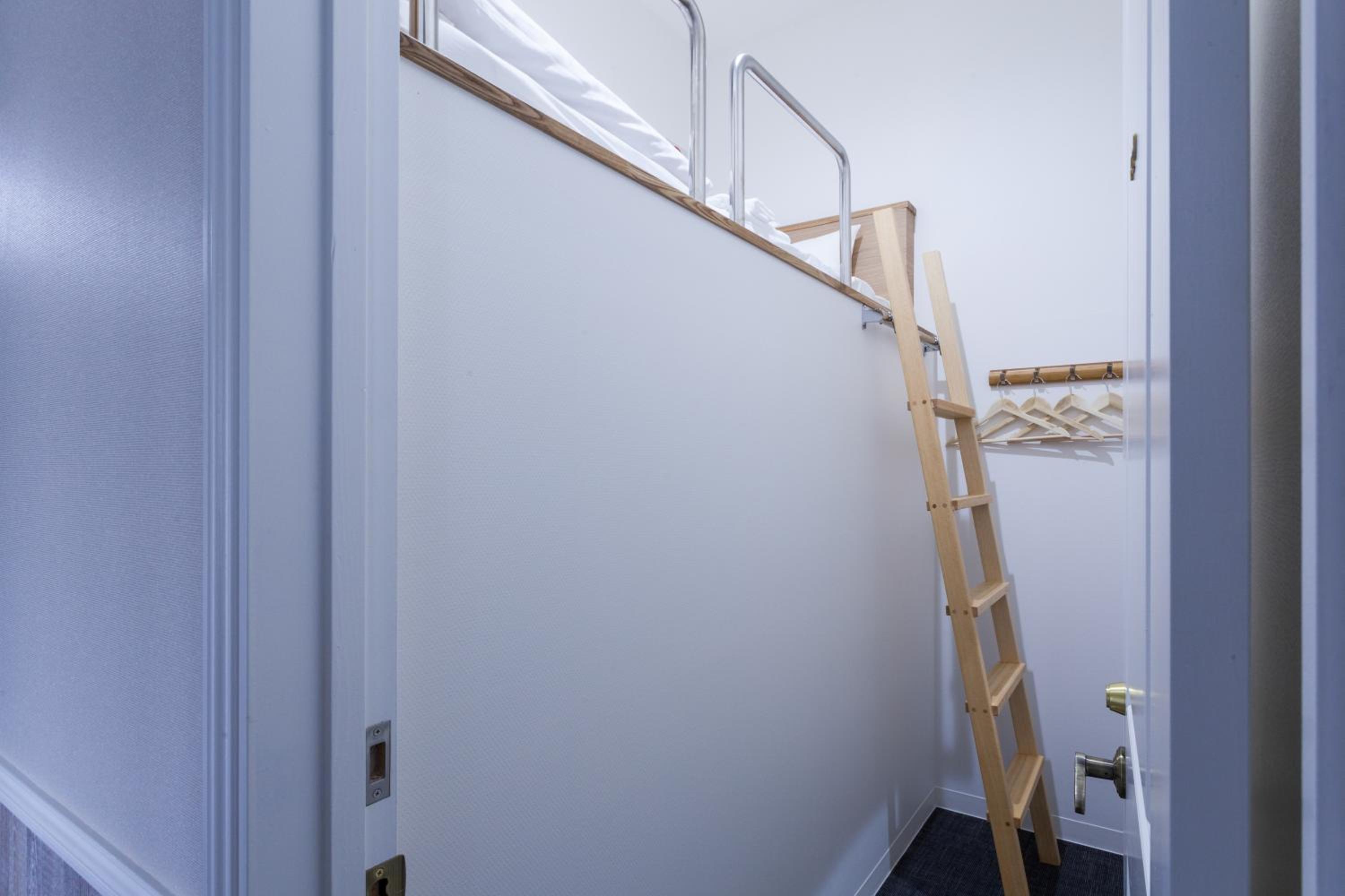 Small Double Capsule Room - Upper