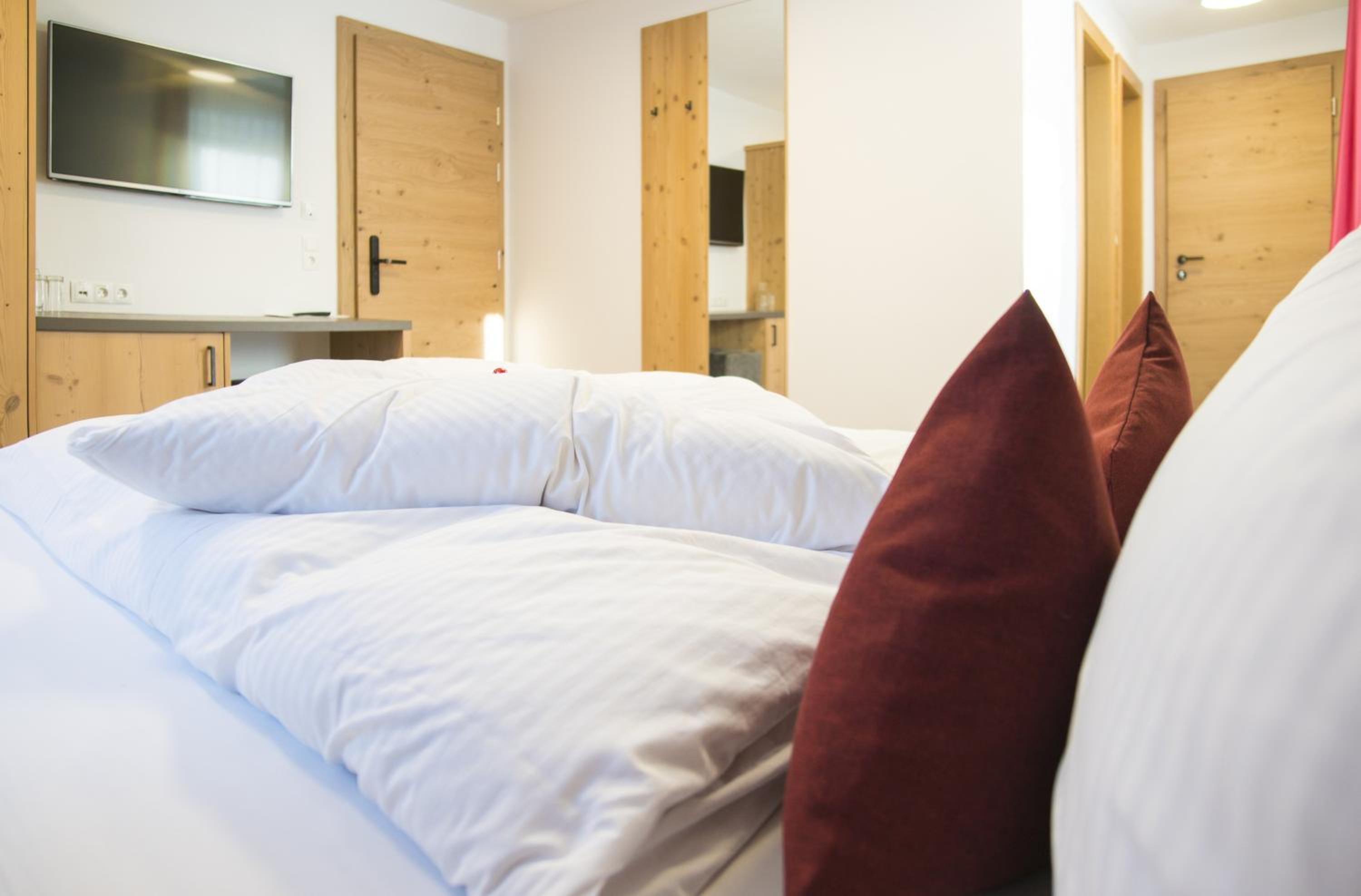 Double or Twin Room with Balcony - Photo 1