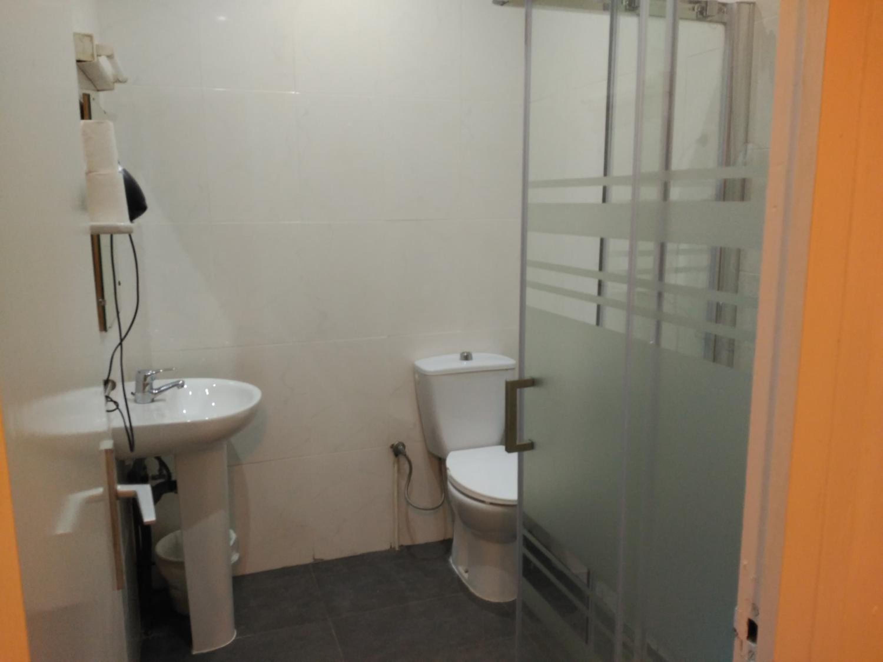Single Room with Private Bathroom photo 2
