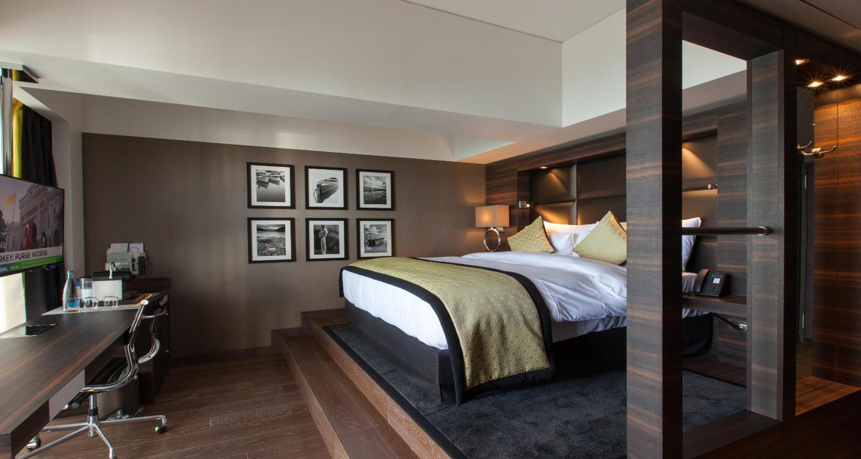 Executive Room with Terrace and Lake view - Photo 1
