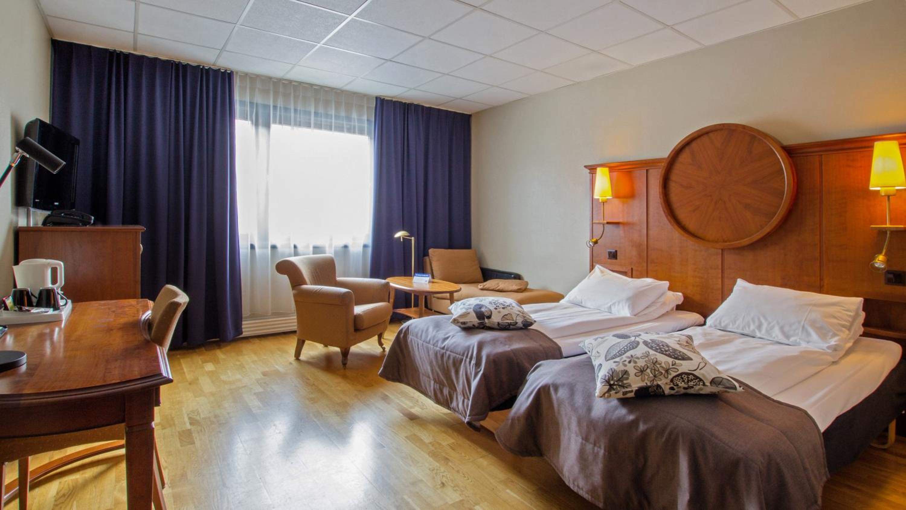 Twin Room - Non-Smoking photo 2