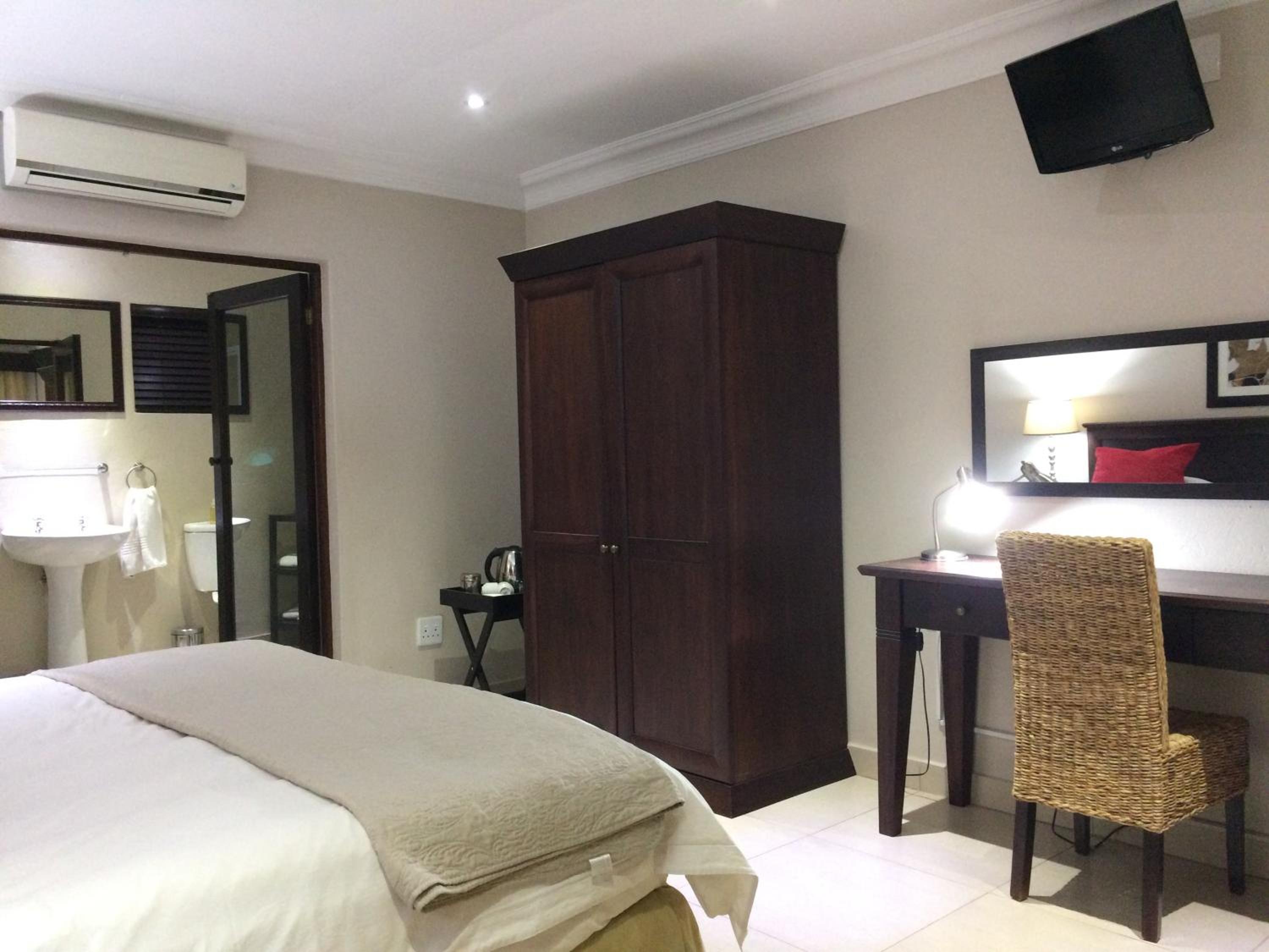 Superior King Room - Photo 10