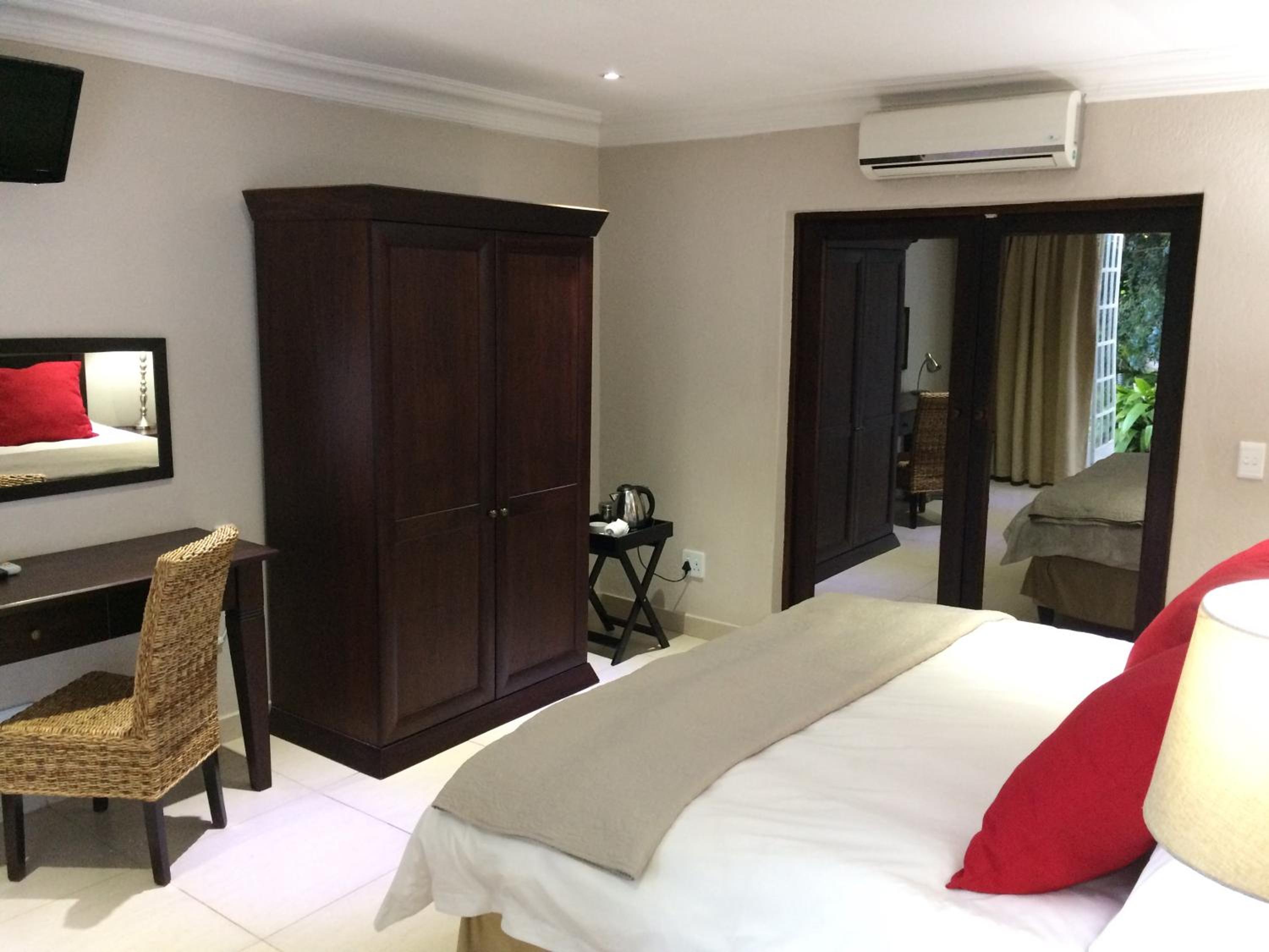 Superior King Room - Photo 15