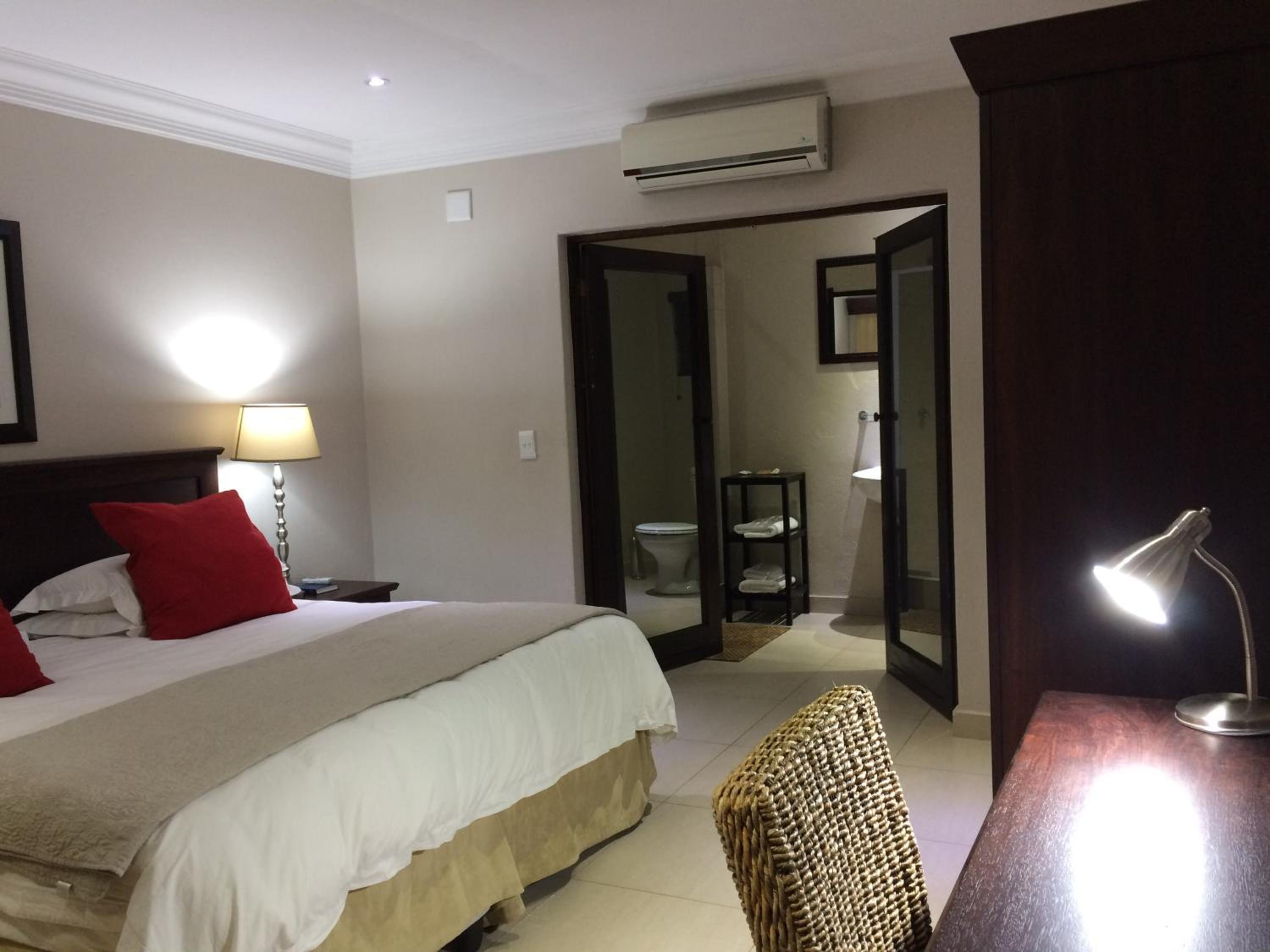 Superior King Room - Photo 9