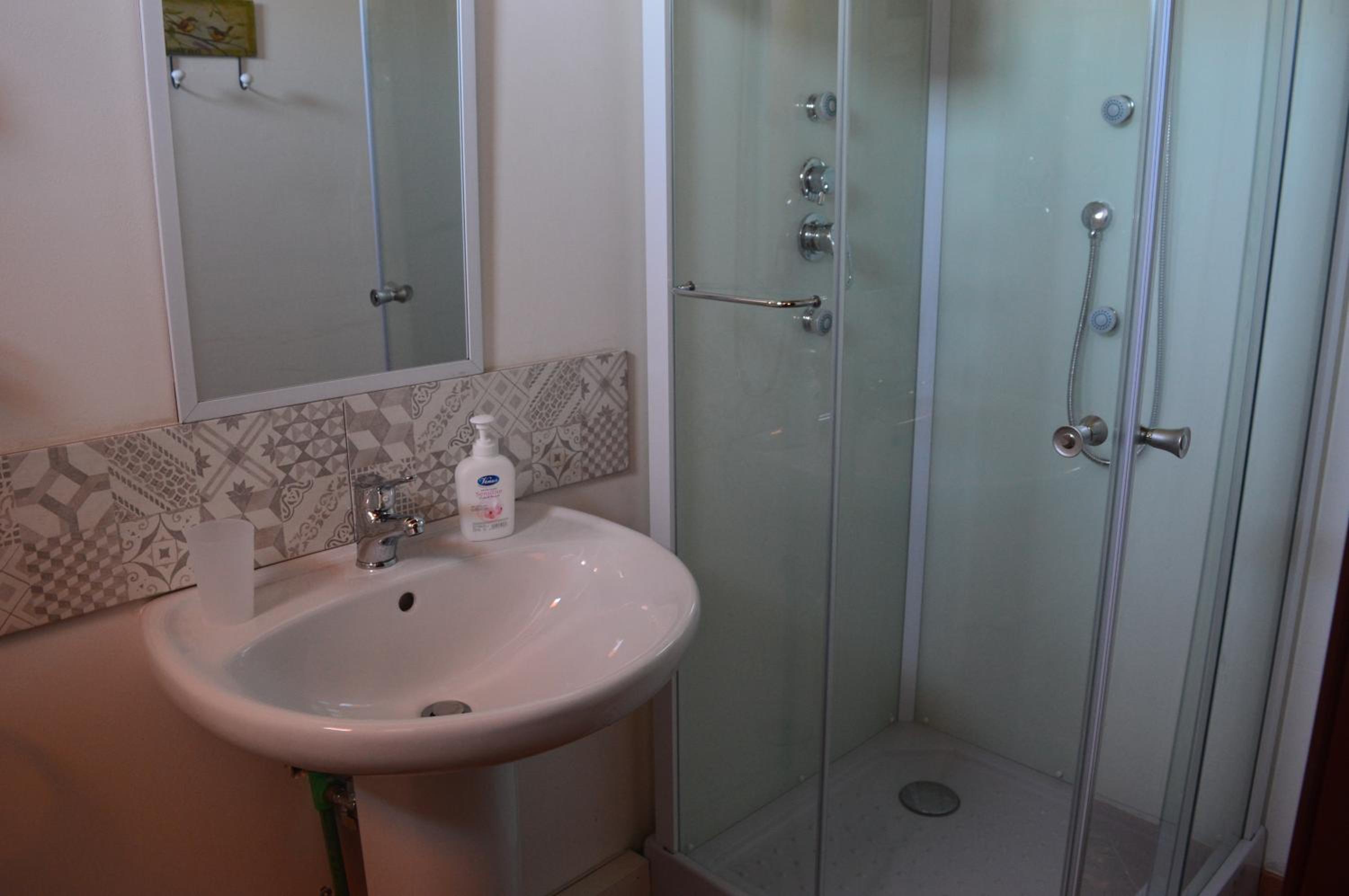 Triple Room with Private Bathroom - Photo 2