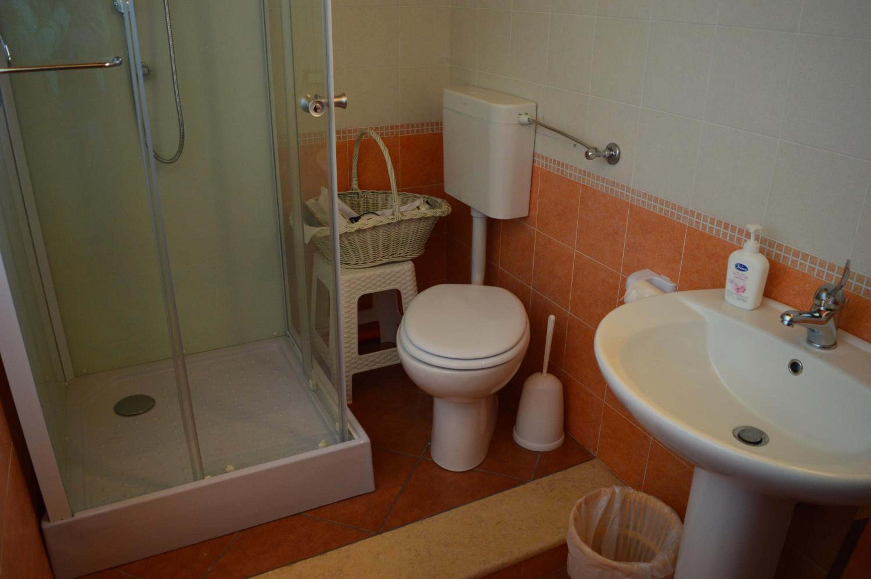 Double Room with Private Bathroom - Photo 2