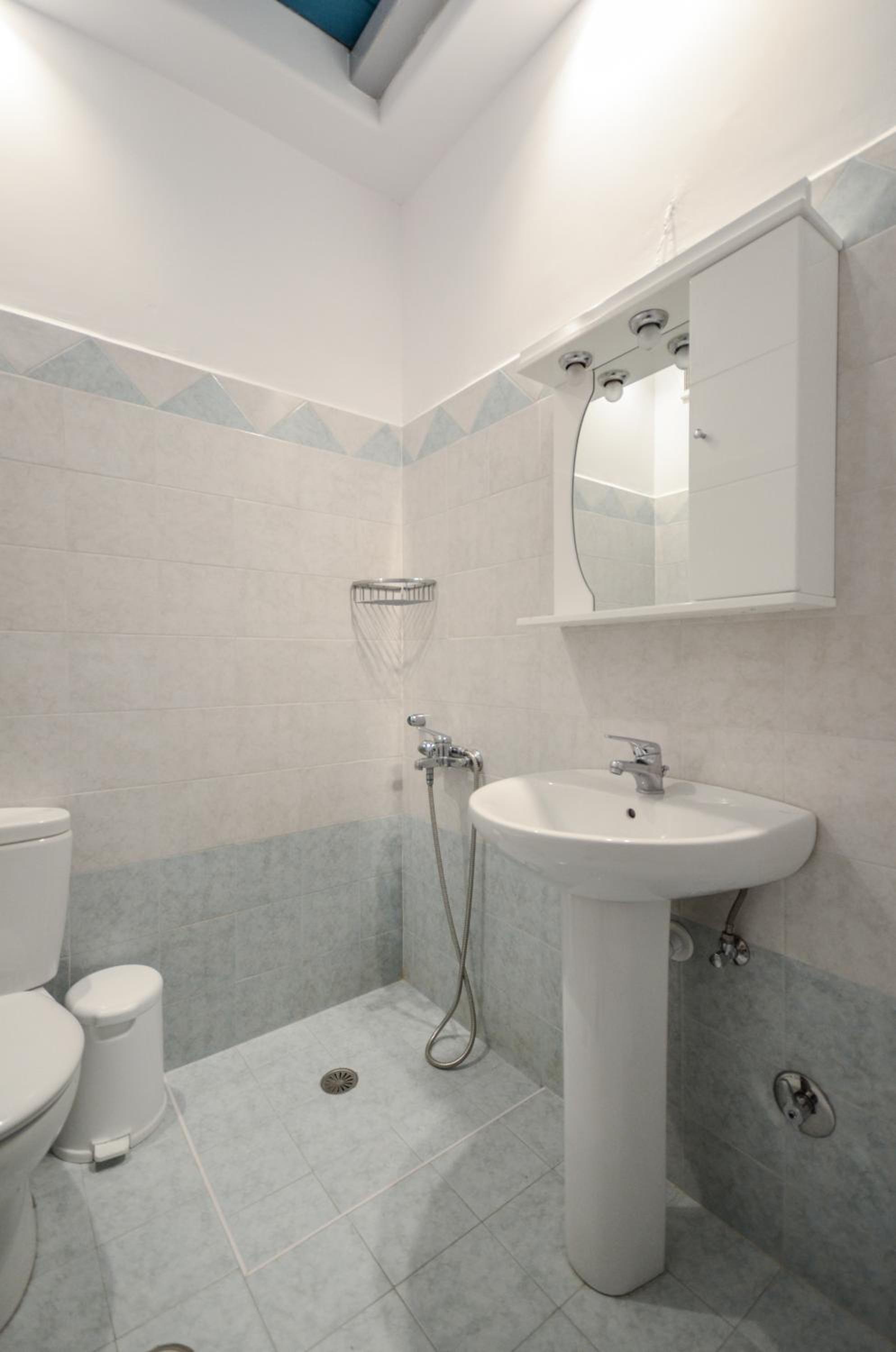 One-Bedroom Apartment - Photo 12
