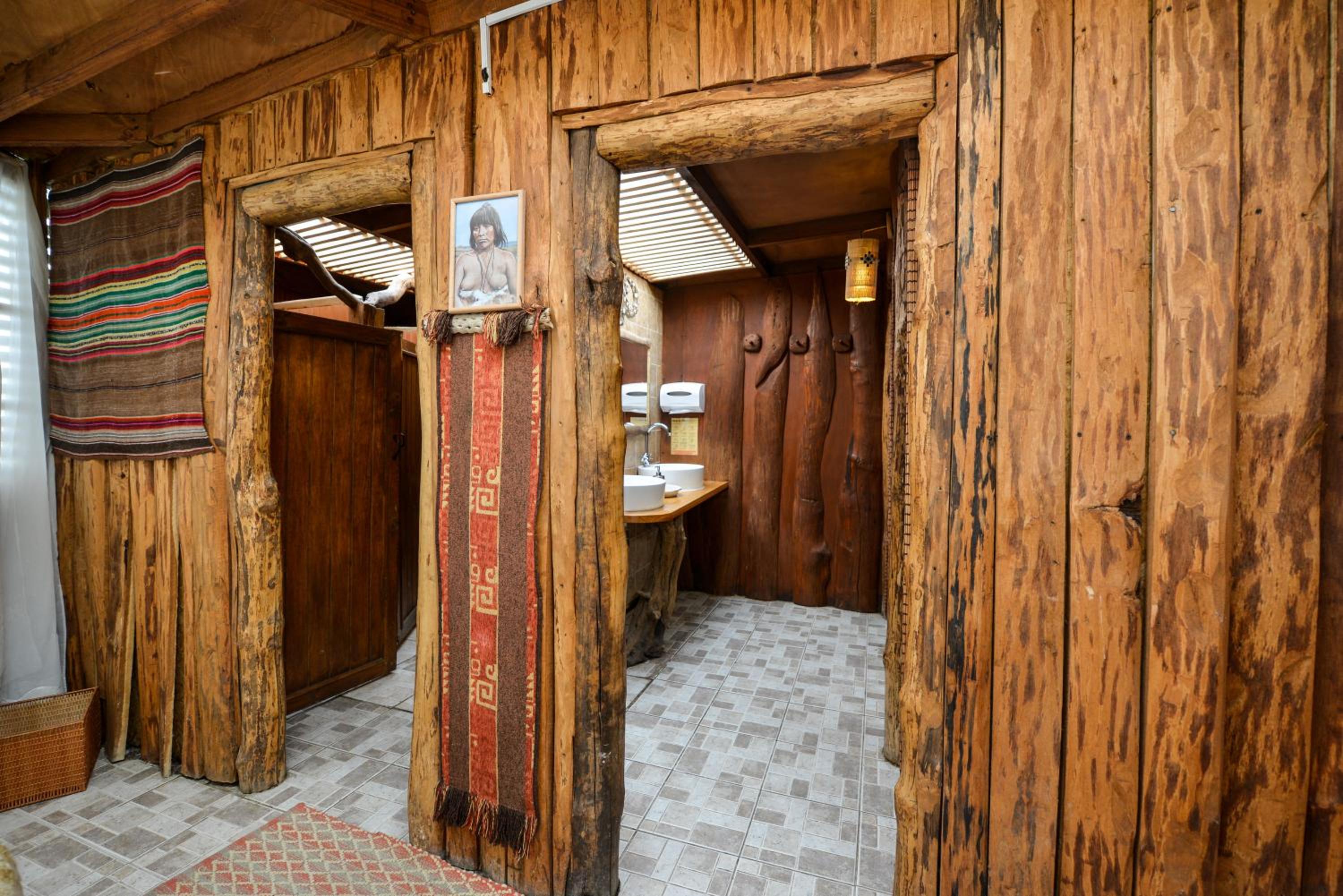 Basic Double or Twin Room with Shared Bathroom photo 3