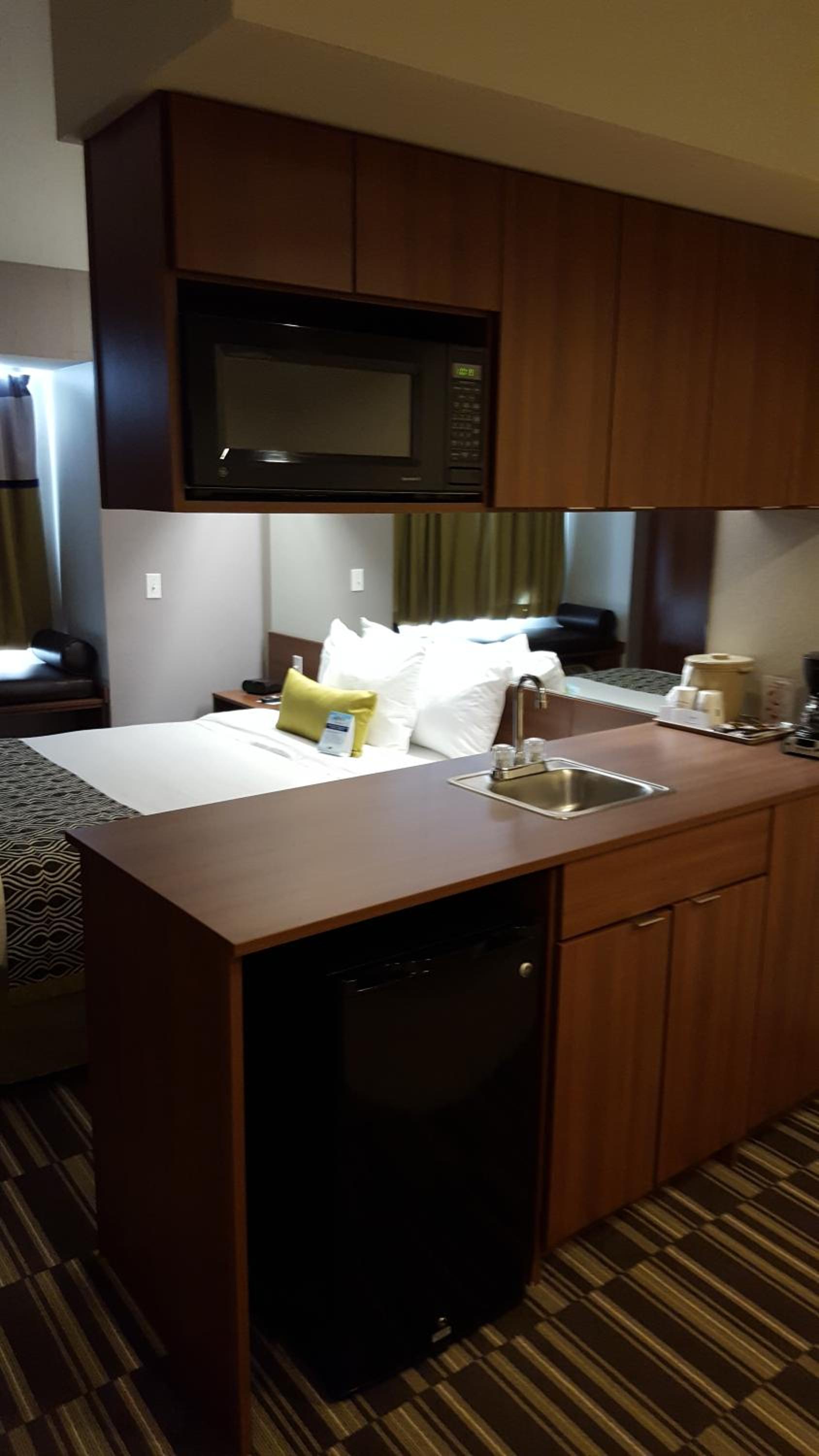 Queen Studio Suite - Non-Smoking - Photo 5