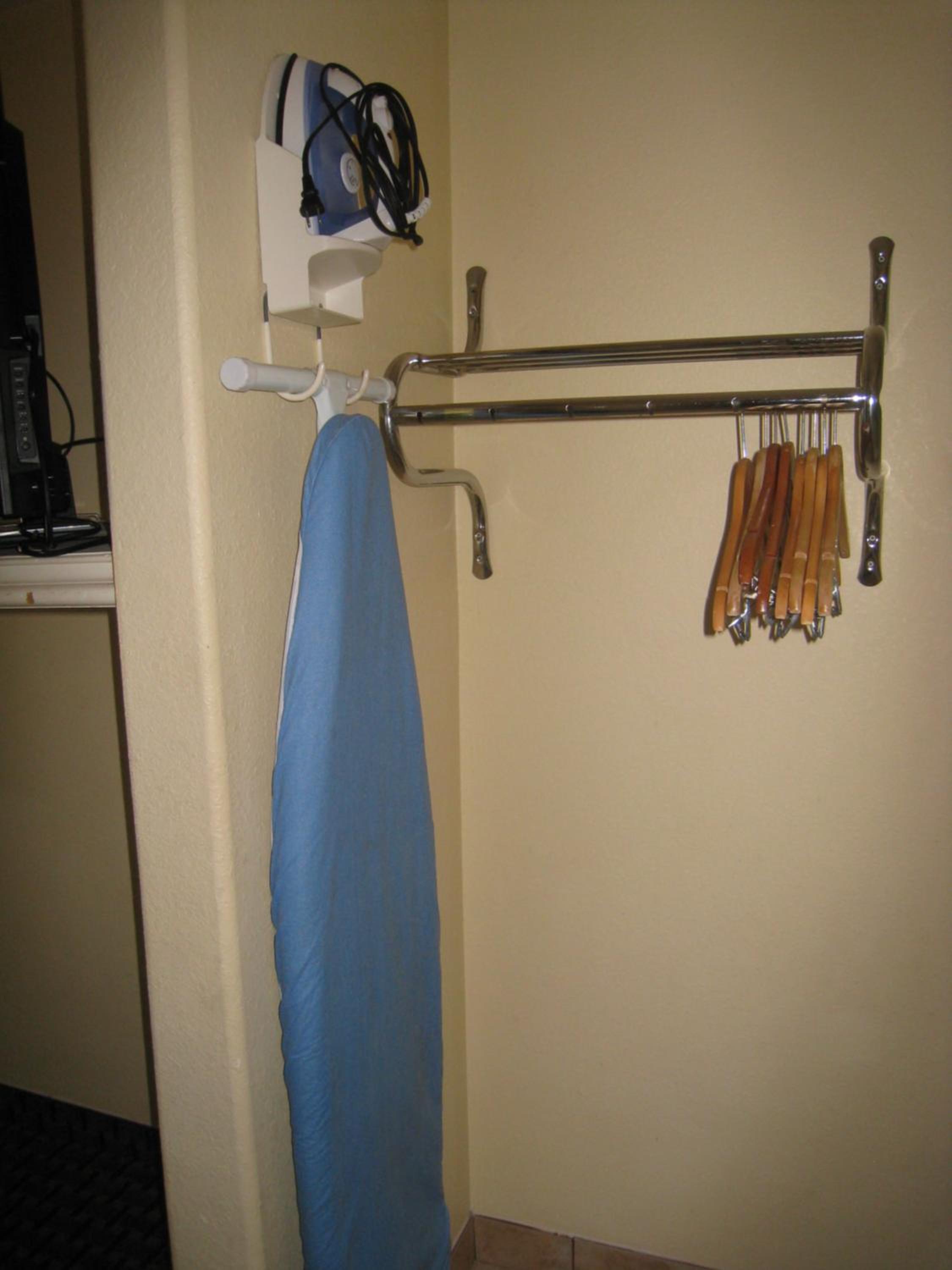 King Room - Non-Smoking - Photo 7