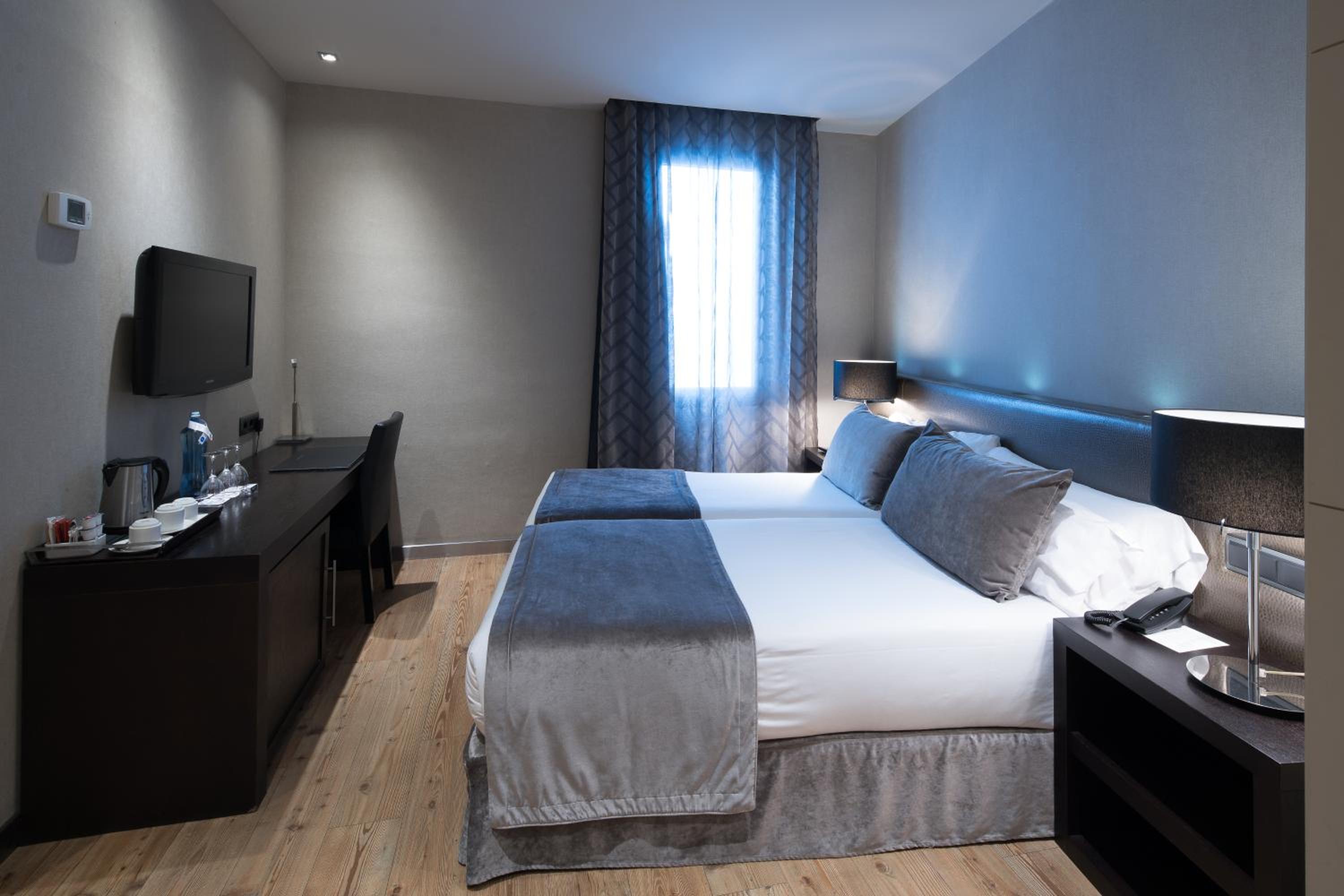 Triple Room (2 Adults + 1 Child) photo 2